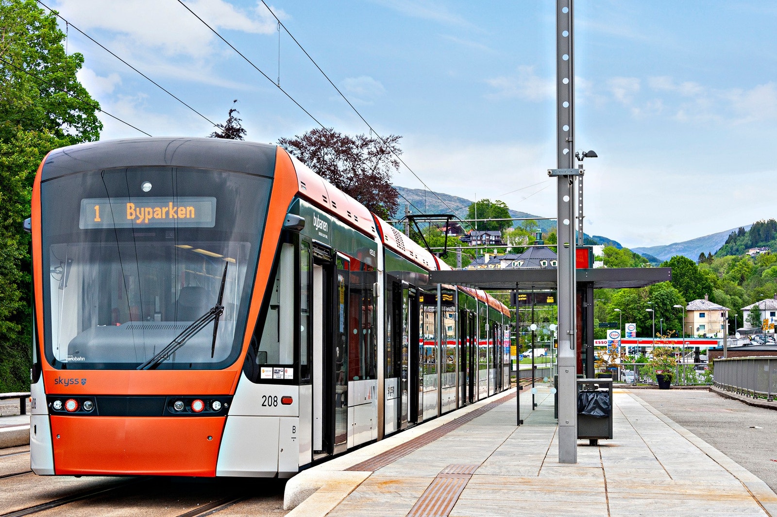 Det er gåavstand til Bybanen´s stoppested på Hop (Nesttunvegen). I tillegg er det nærhet til gode bussforbindelser. Galleribilde