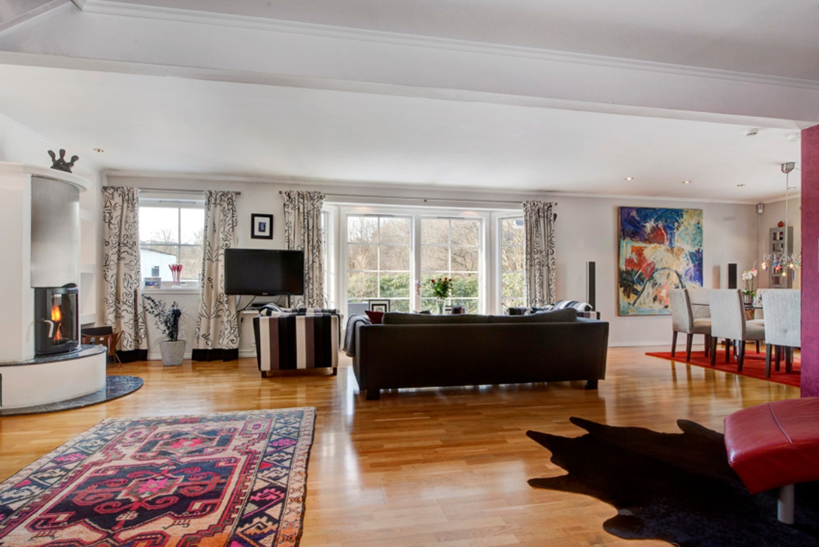 Huset passer ypperlige for en barnefamilie, med bruksareal på 181 m² BRA. Den innholdsrike utformingen inkluderer blant annet 4 soverom med god størrelse, 2 helflisede baderom og separat vaskerom m.m. Galleribilde