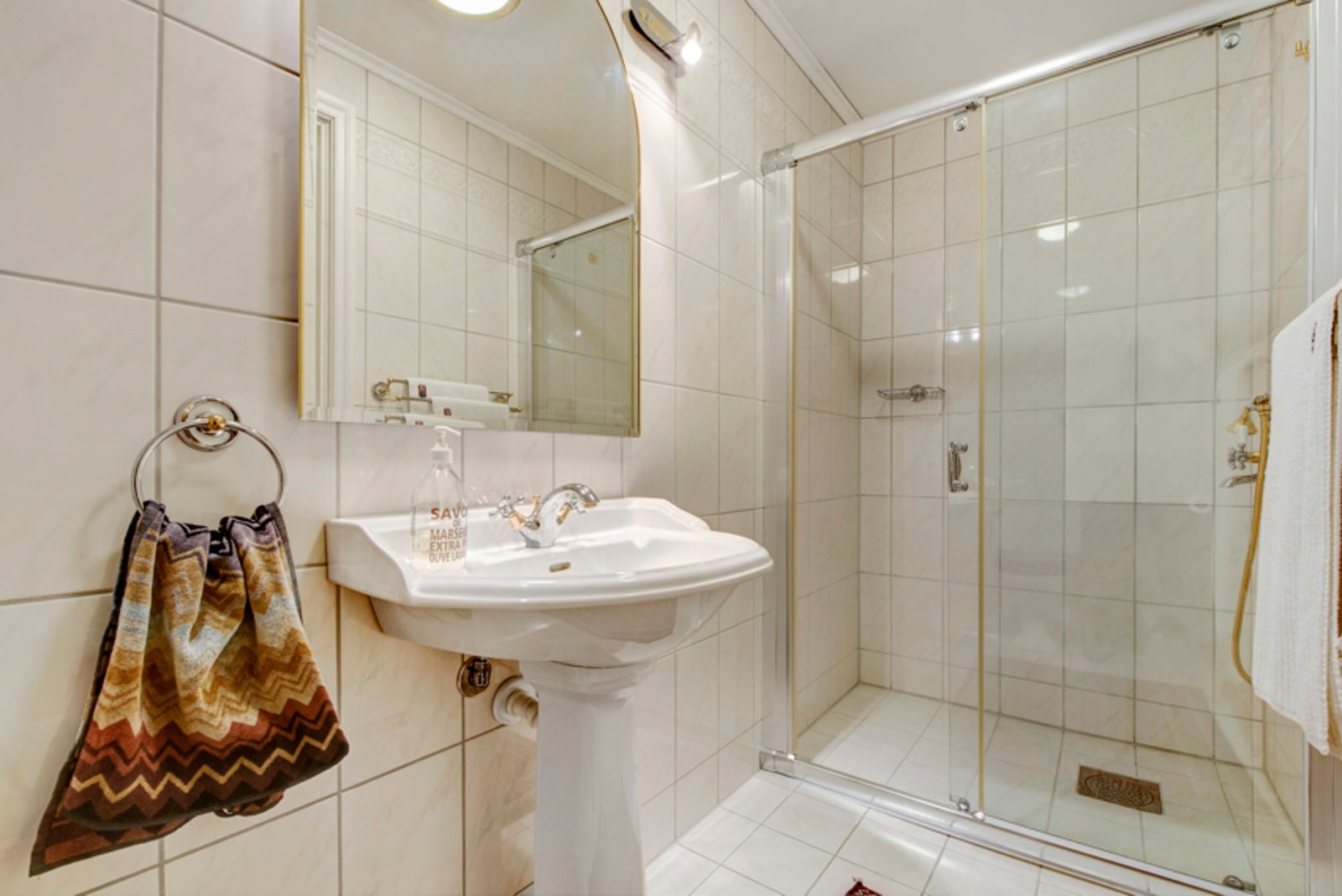 Helfliset og pent baderom i 1. etasje. Badet består av dusjsone, søyleservant med speil i overkant og vannklosett. Galleribilde