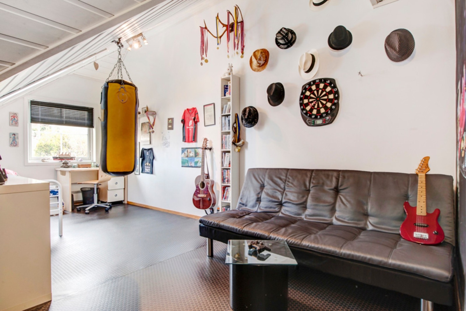 Dersom man ikke har behov for 4 soverom, kan det ene eksempelvis benyttes som loftstue til barna og deres vennekrets. Galleribilde