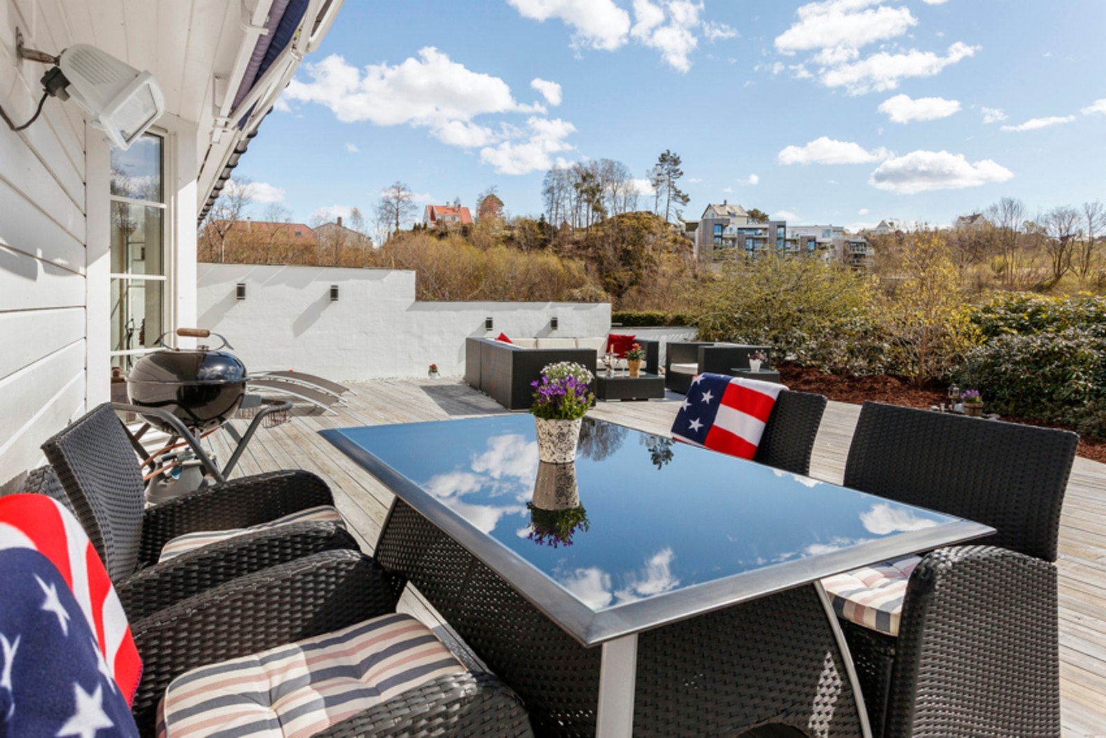 Herlig og sosial uteplass rigget for soling, kos og grilling etter hektiske arbeidsdager. Terrassen har et areal på hele 120 m². Galleribilde
