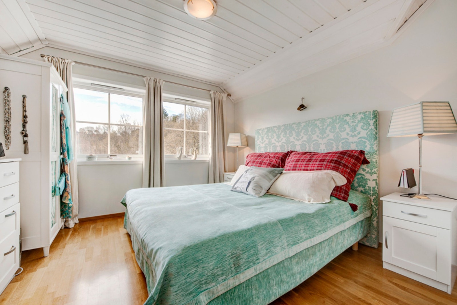 Soveromsfløyen er plassert i 2. etasje. Det er 4 gode soverom i huset. Alle har god størrelse. Galleribilde