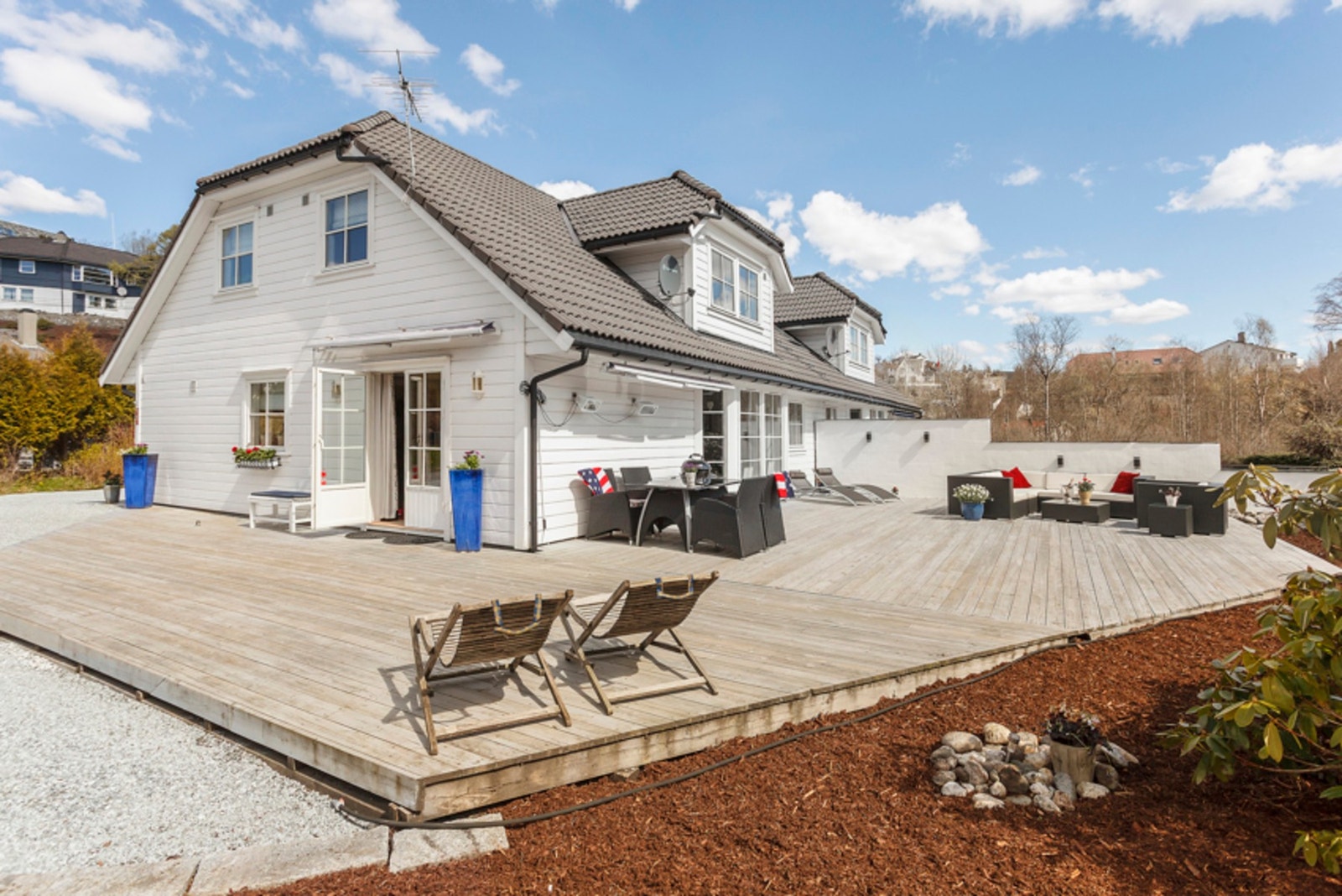 Innholdsrik og tiltalende del av tomannsbolig | Solrikt uteområde med pergola | 4 luftige soverom og 2 bad | Barnevennlige omgivelser | Gåavstand til Bybanen! Galleribilde