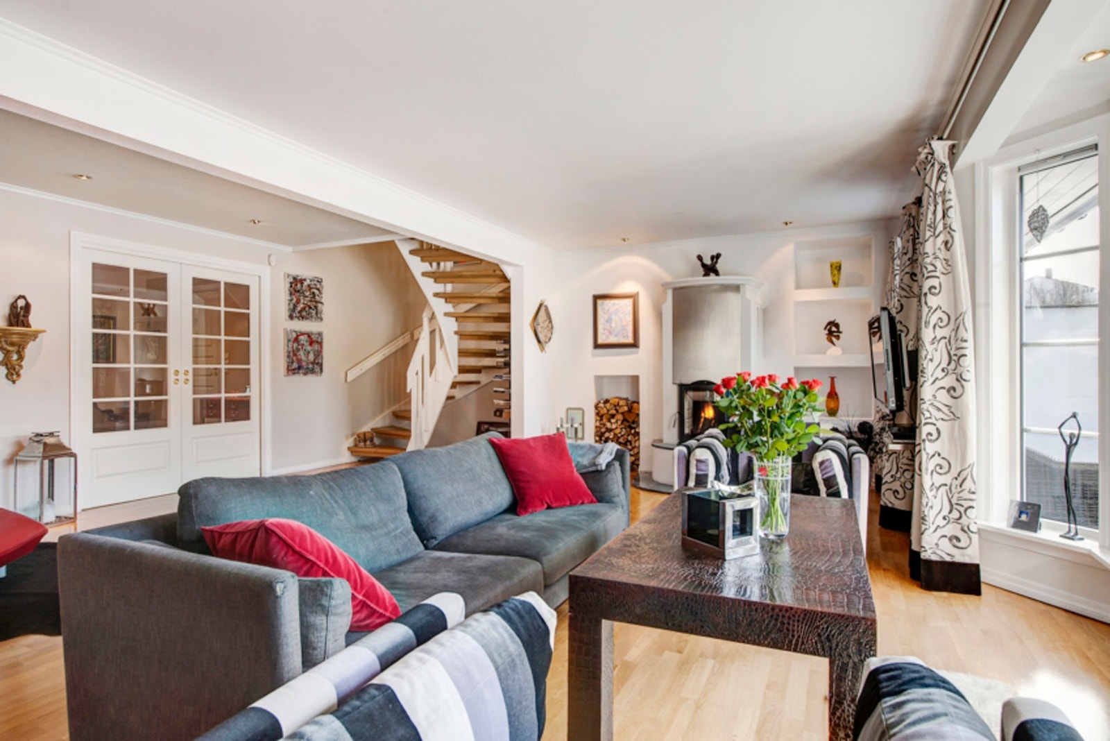 Huset ble oppført i 2001 og har en meget innholdsrik romløsning. Stuen fremstår som "luftig" med god plass til både sofagruppe og spisestuebord. Galleribilde
