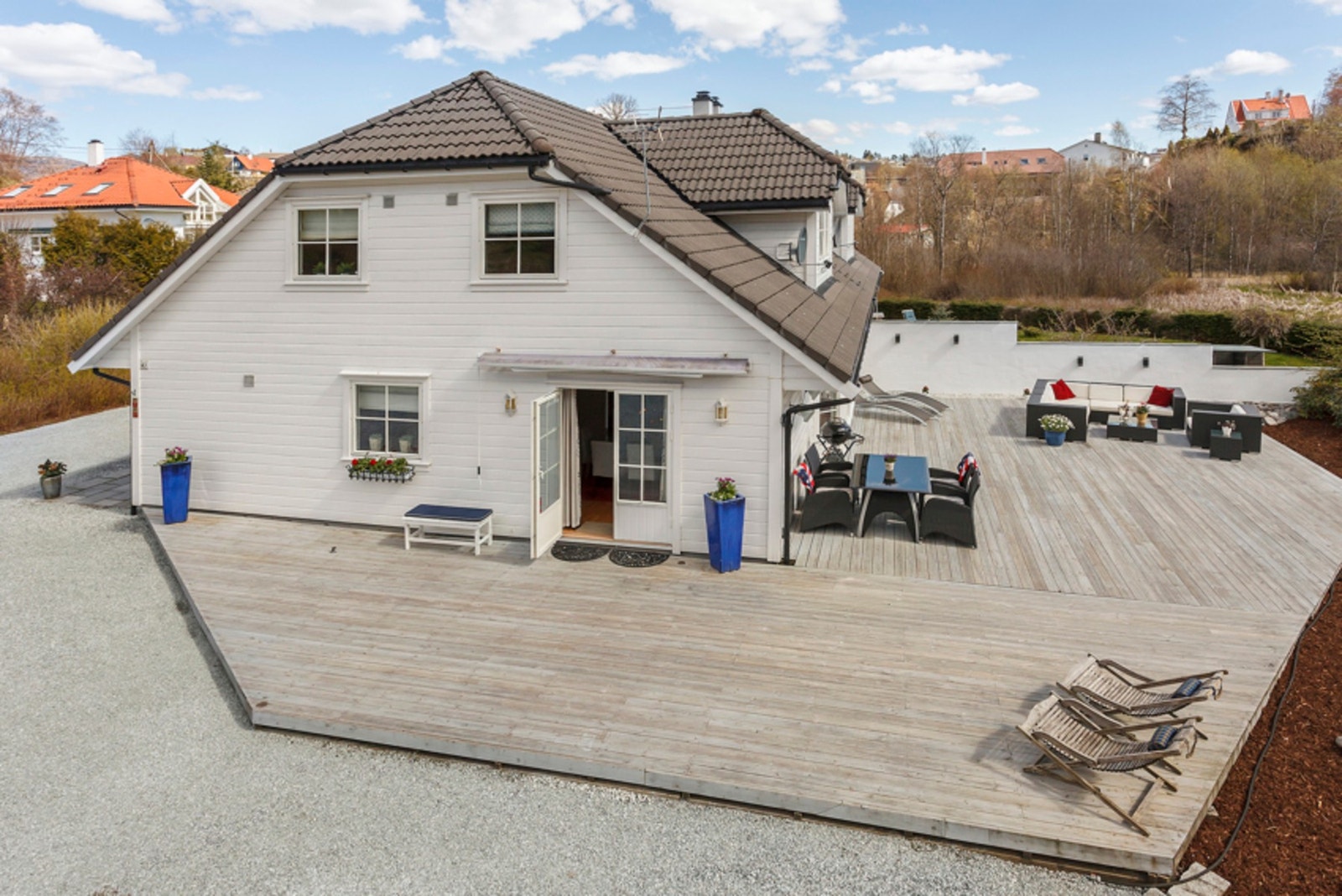 Det er parkering rett utenfor huset (elbillader er installert) samt en utvendig sportsbod med gode lagringsmuligheter (7 m²). Galleribilde