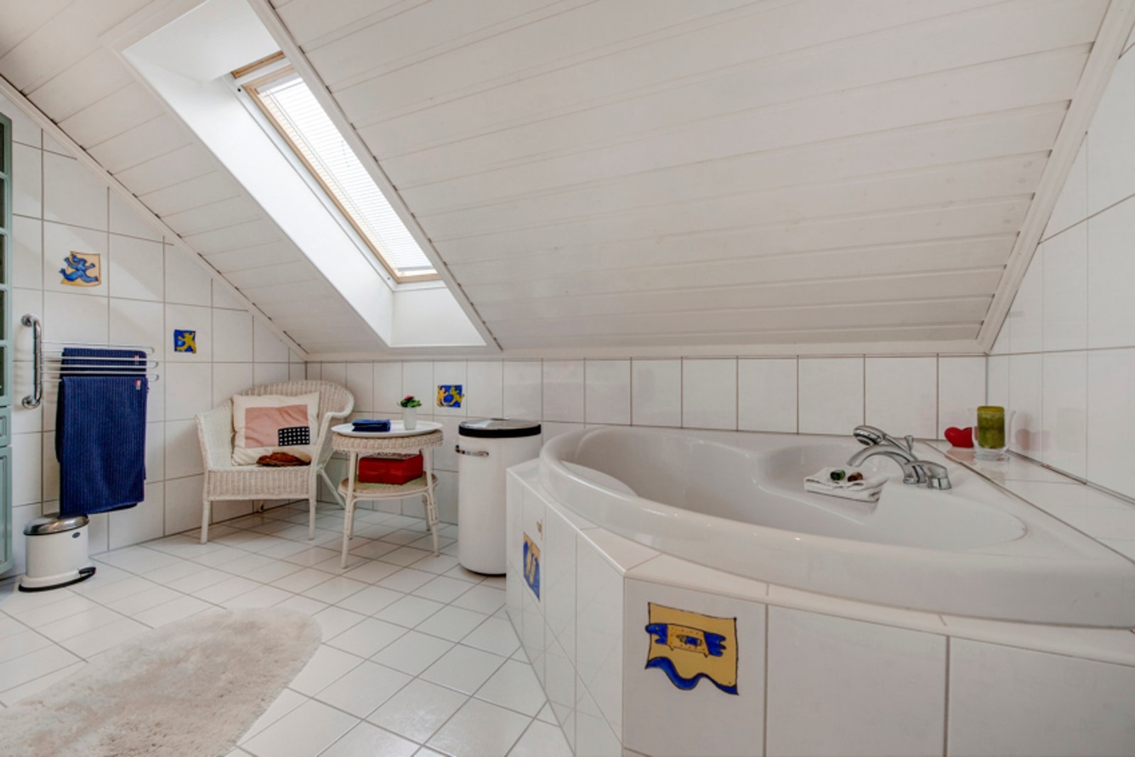 Dette badet har god størrelse og innehar både badekar og dusjhjørne. Galleribilde