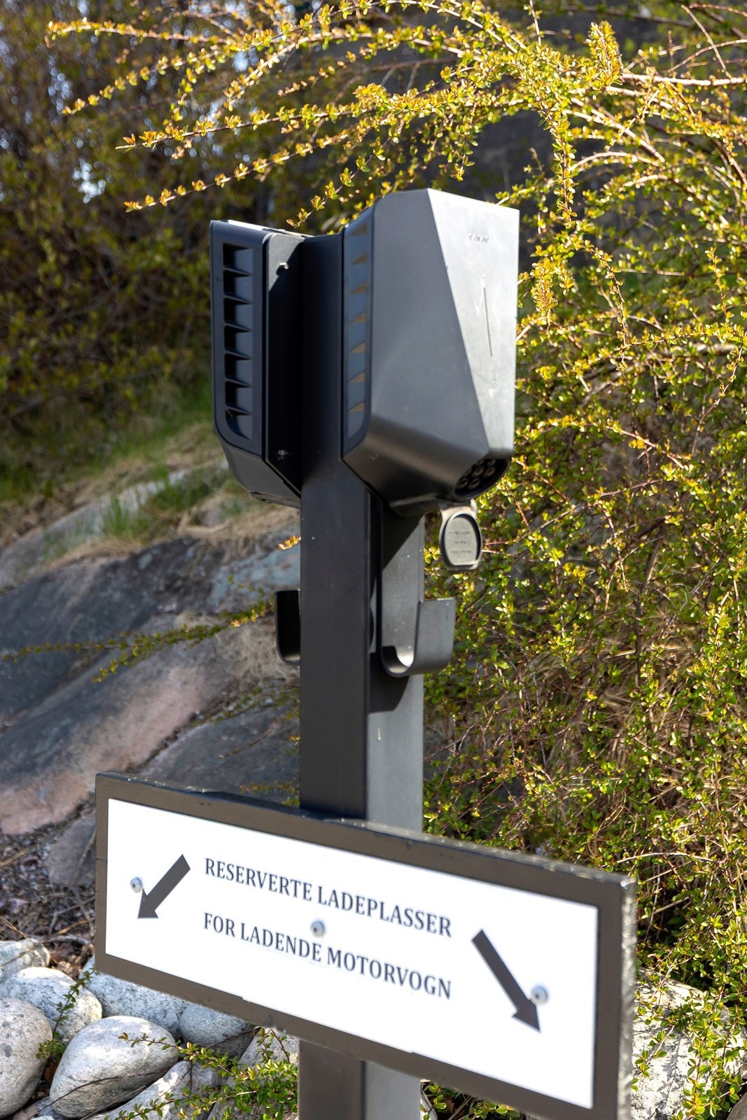 Borettslaget har felles parkeringsplass med god parkeringsdekning og opplegg for elbillading. Galleribilde