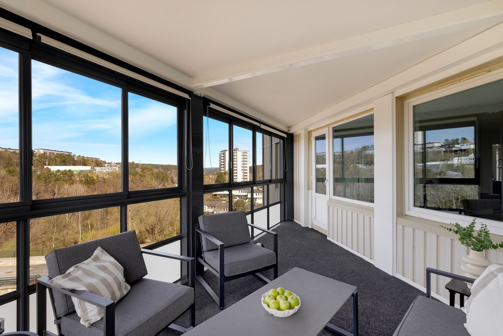 Balkongen har sen kveldssol sommerstid. Galleribilde