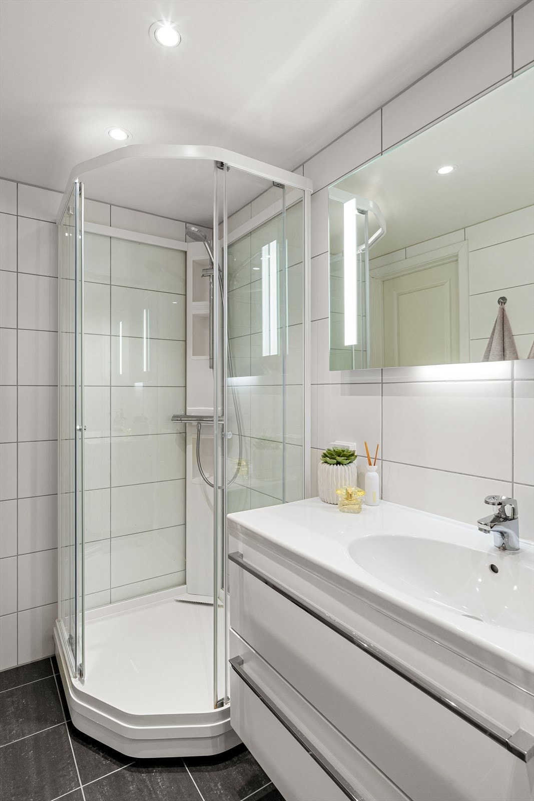 Et praktisk dusjkabinett og mekanisk avtrekk kompletterer badet. Galleribilde