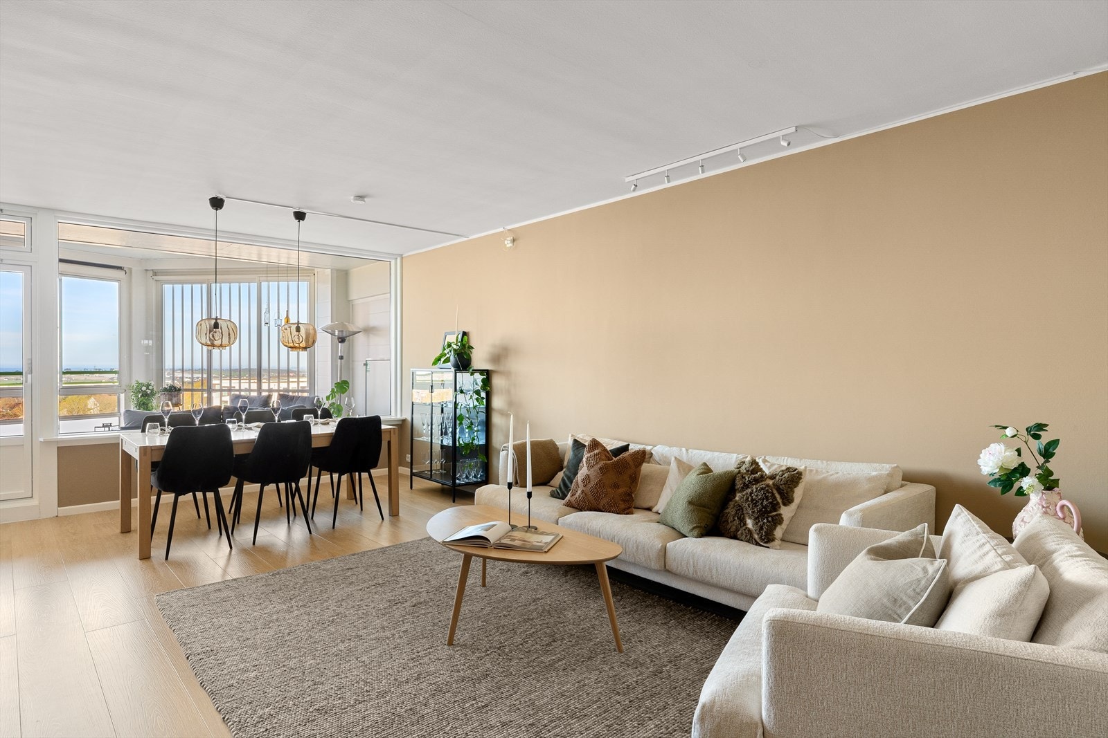 Stuen har en åpen og luftig atmosfære, med store vindusflater som slipper inn rikelig med dagslys og gir en god forbindelse til balkongen. Galleribilde