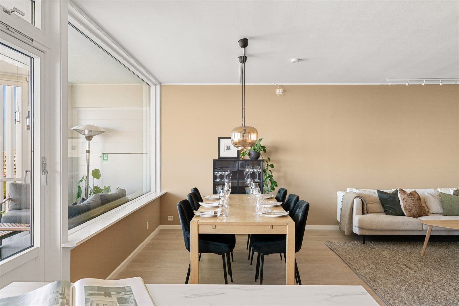 Fra spisestuen er det direkte utgang til den innglassede balkongen, som fungerer som en forlengelse av stuen. Galleribilde