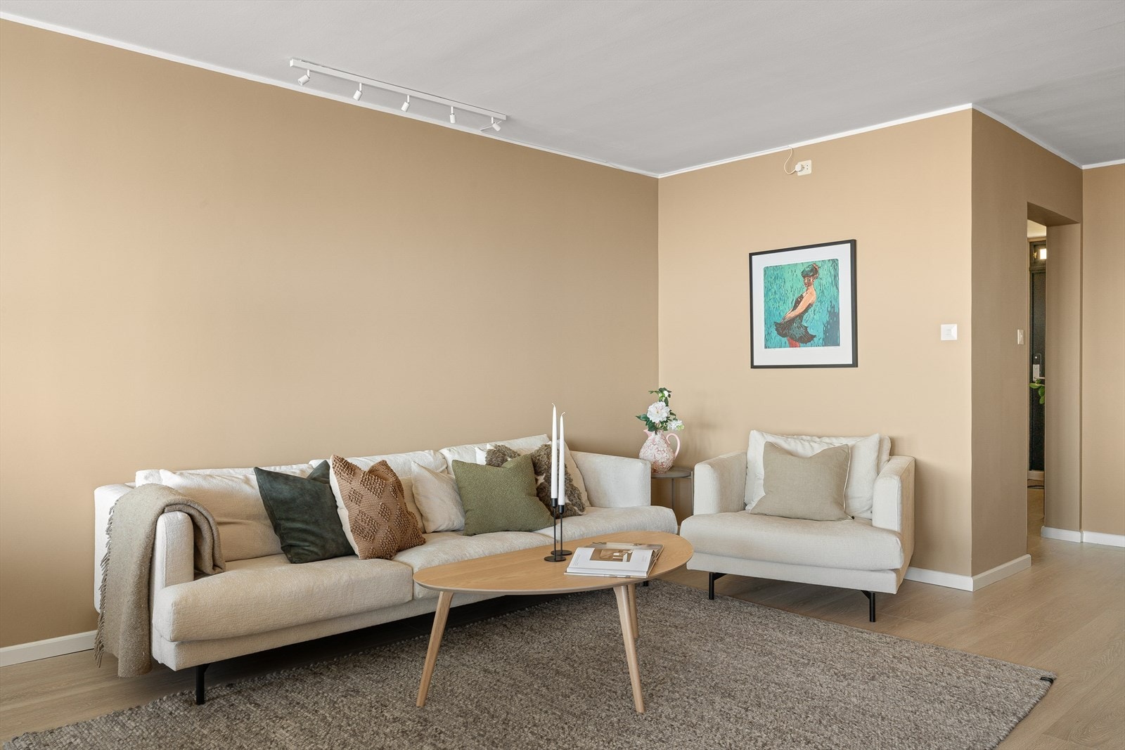Stuen er lett å møblere og har god plass til en komfortabel sofagruppe. Galleribilde