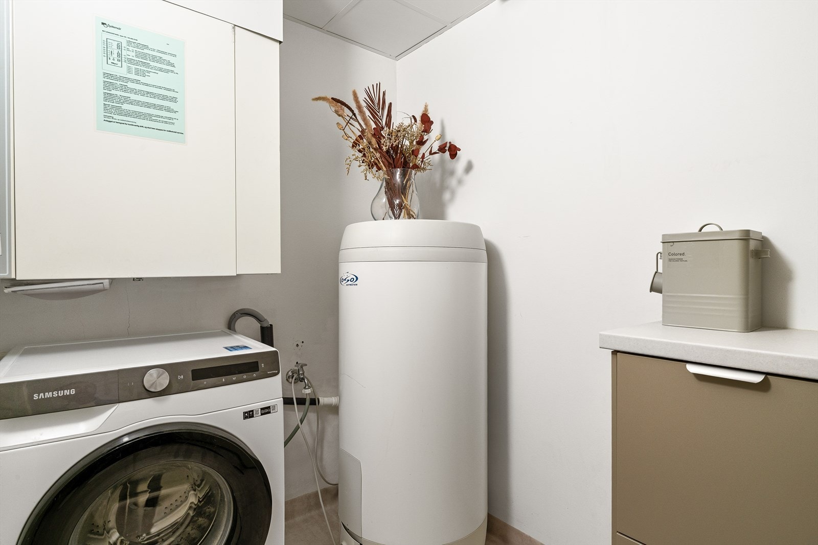 Separat vaskerom, oppgradert i 2024. Rommet huser også boligens balanserte ventilasjonsanlegg, hvor viftemotorer og gjenvinnermotor ble byttet samme år. Galleribilde