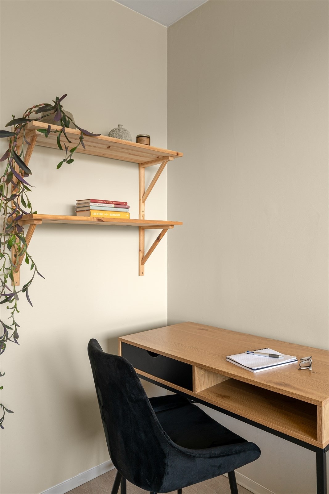 Rommet har plass til en praktisk arbeids- eller lesekrok. Galleribilde