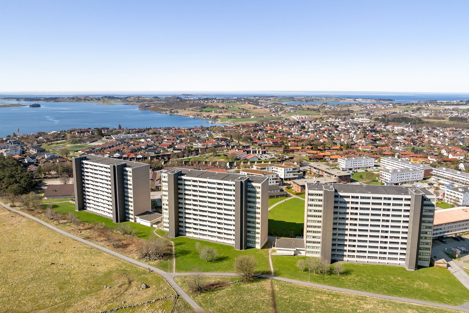 Beliggenheten gir nærhet til både byliv og flotte turområder, med kort vei til blant annet Stokkavatnet og Hålandsvatnet. Galleribilde