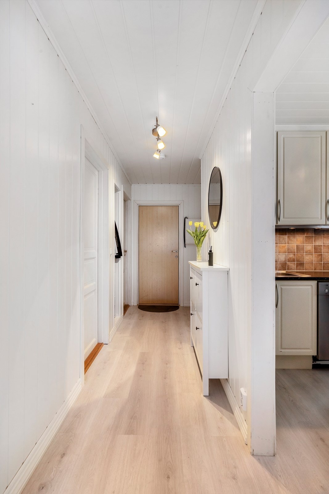 Entrèen sett fra stue, og man ser kjøkkenet inn til høyre. Galleribilde