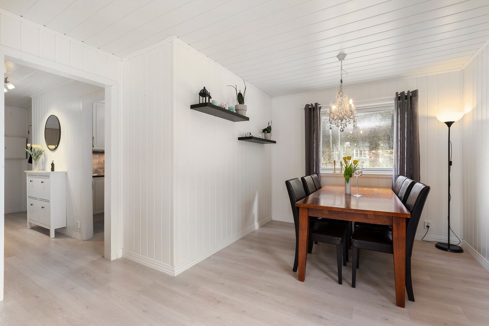 Fra stue/ spisestue er det åpent mot gang som leder inn mot kjøkkenet. Galleribilde