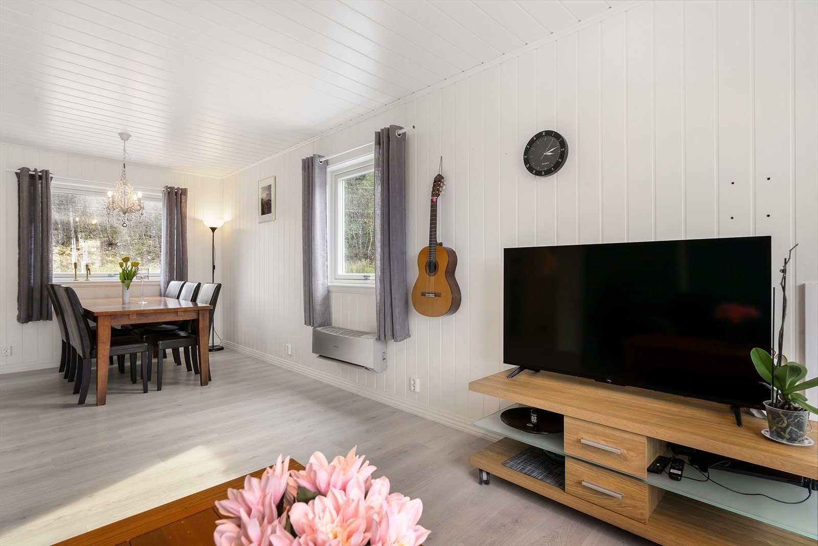 Plass til spisebord i naturlig tilknytning til stuen skaper en praktisk og hyggelig spiseplass. Varmepumpe er montert for effektiv oppvarming. Galleribilde