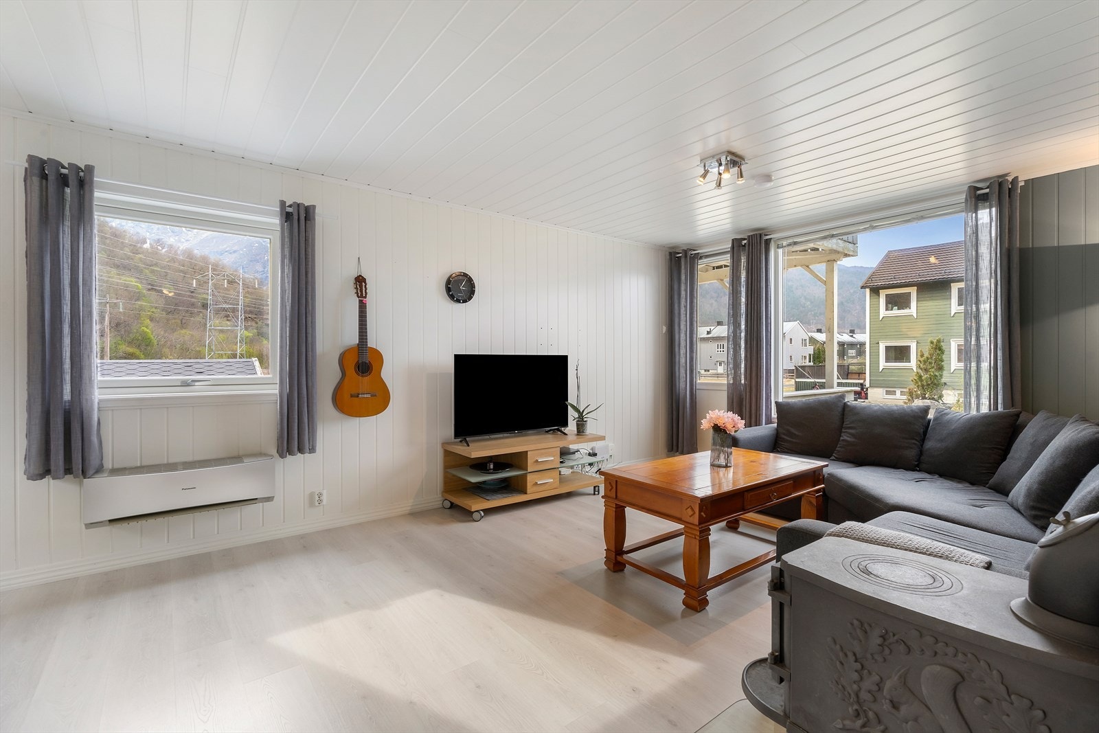 Store vinduer sørger for godt innslipp av dagslys til stuen. Galleribilde