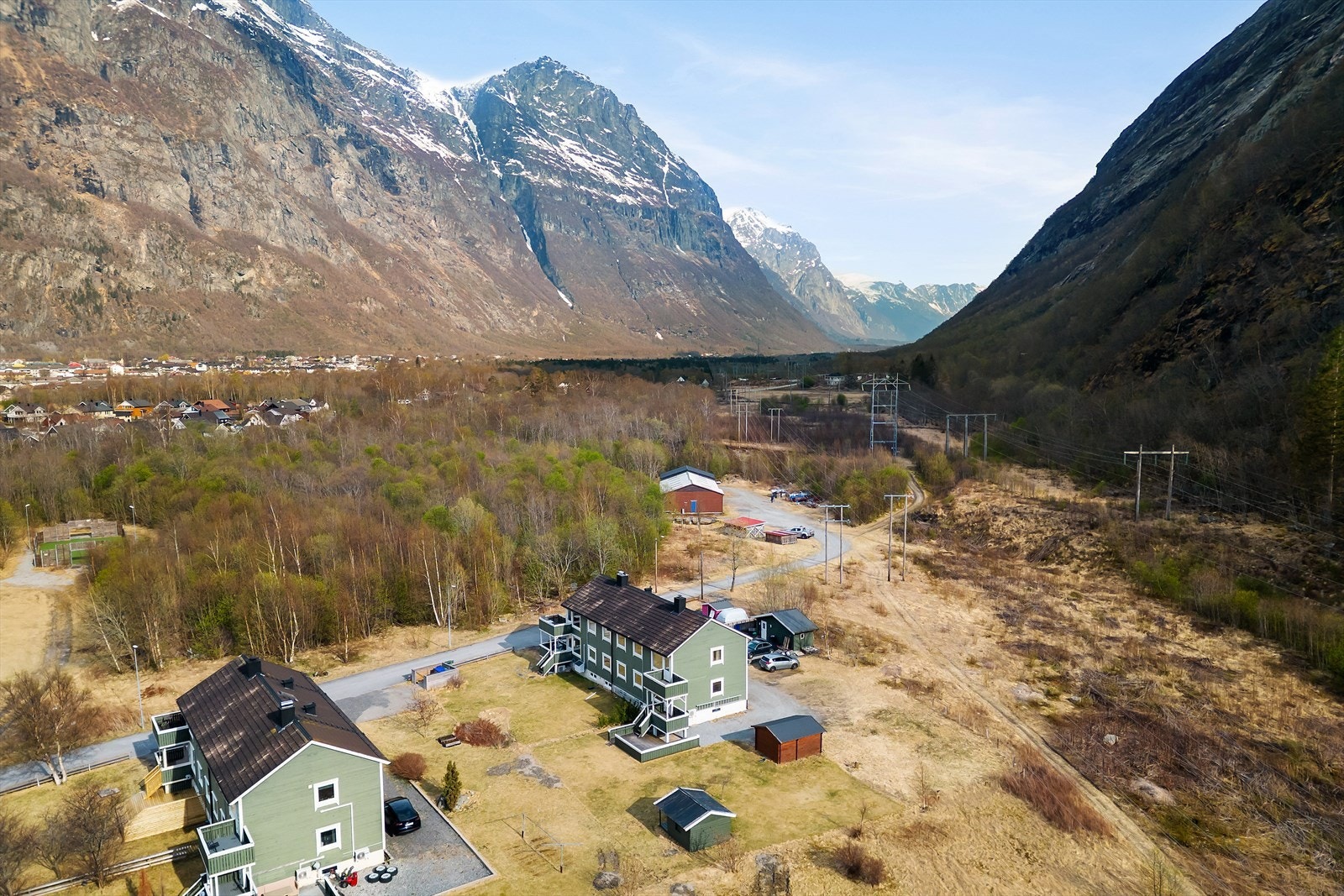 Bygget ligger i enden av en gate uten gjennomgangstrafikk. Galleribilde