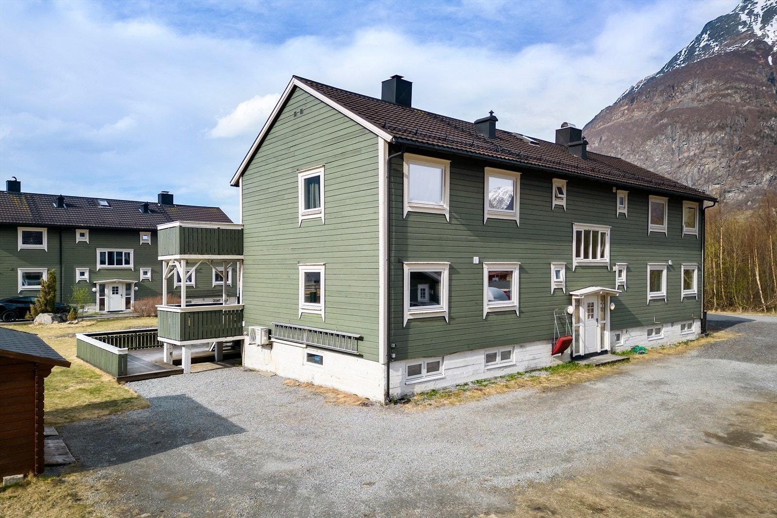 Innkjørsel og inngangsparti. Galleribilde