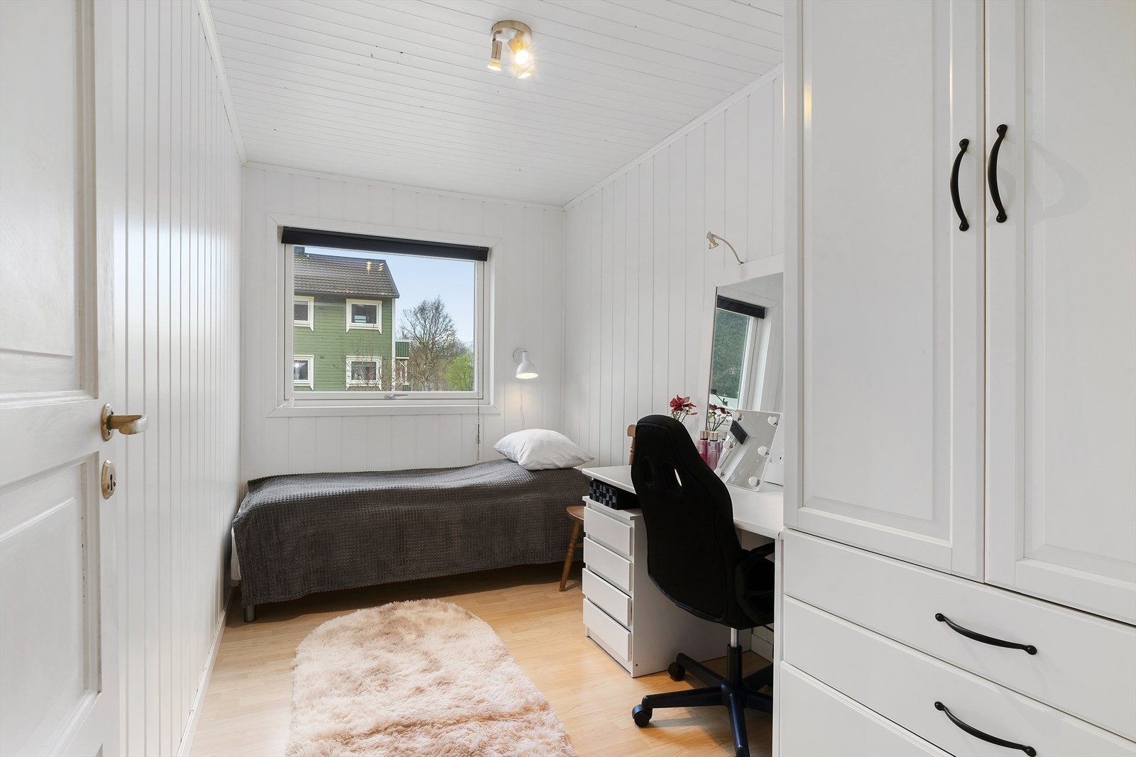 Soverom 2 med plass til både seng og skrivebord gjør rommet funksjonelt for ulike behov. Galleribilde
