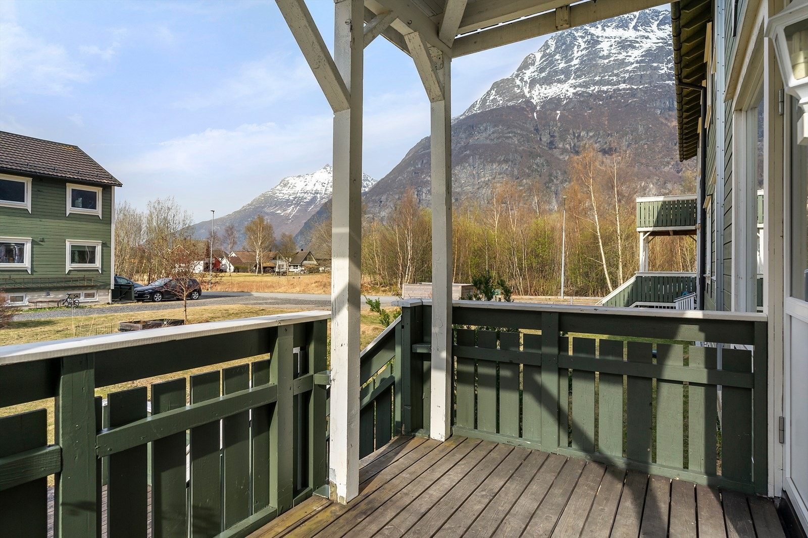 Direkte forbindelse mellom veranda og terrasse via trapp. Galleribilde