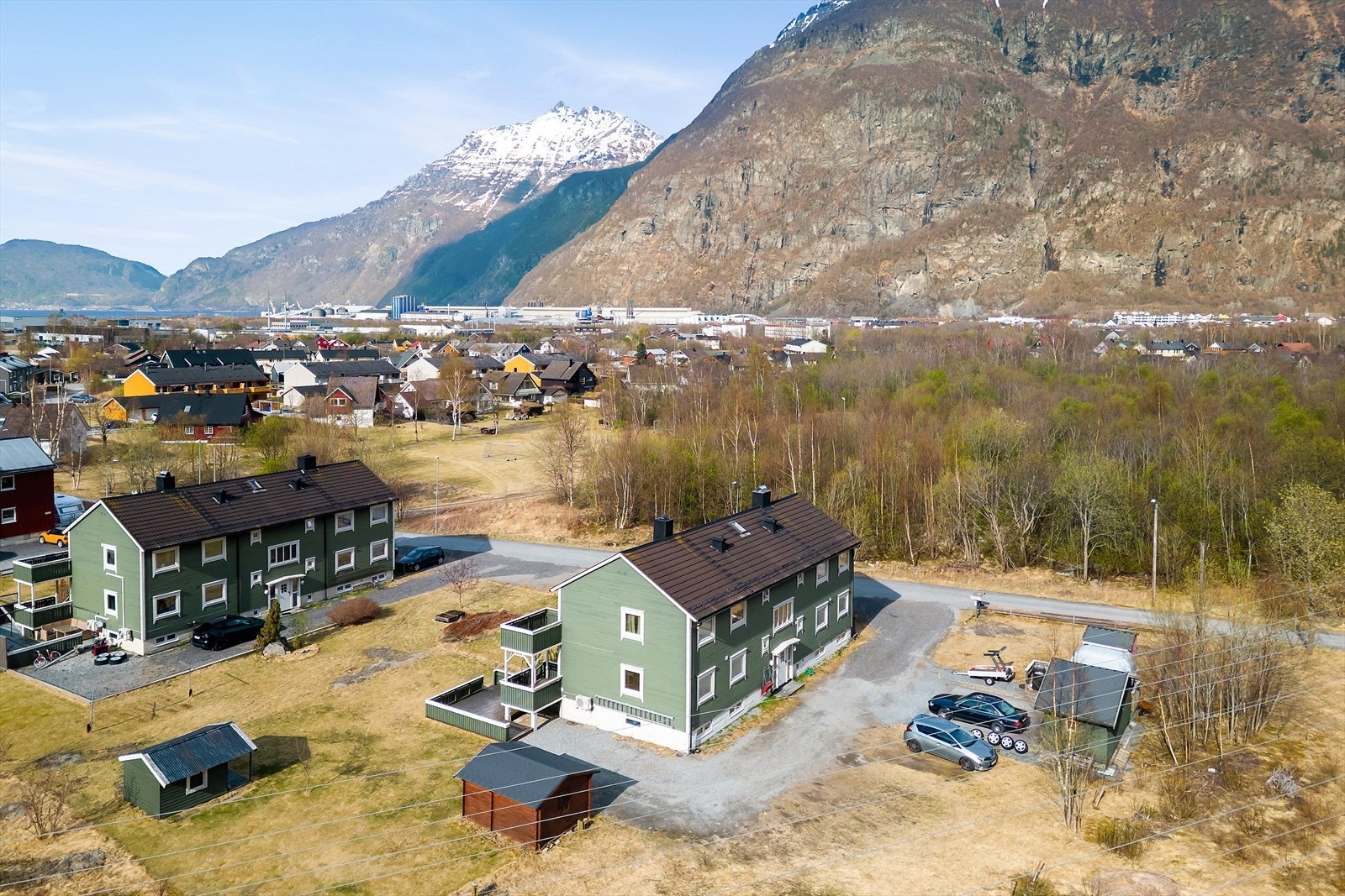 Dronebilde over eiendommen og nærområdet. Galleribilde