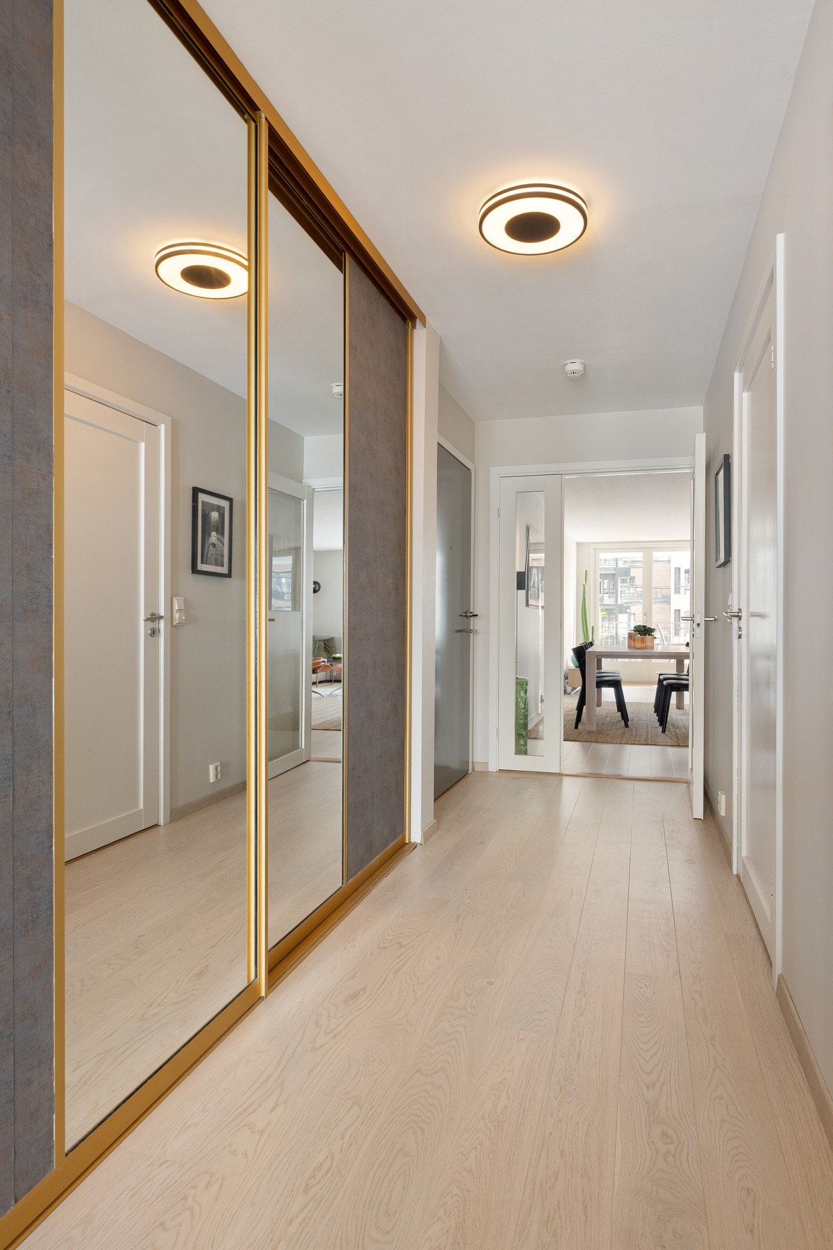 Det er godt med oppbevaringsplass i skyvedørsgarderobe i entré og på hovedsoverom. Galleribilde