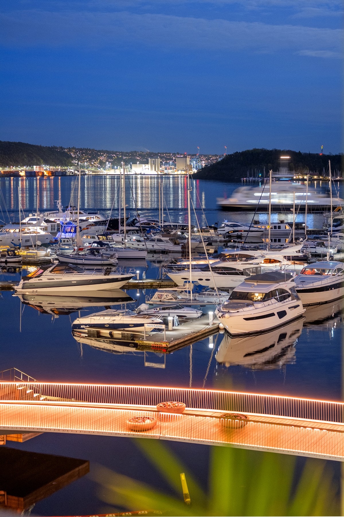 Leiligheten har en stille og rolig beliggenhet med utsikt over havnebassenget, marinaen og mot Ekebergåsen. Galleribilde