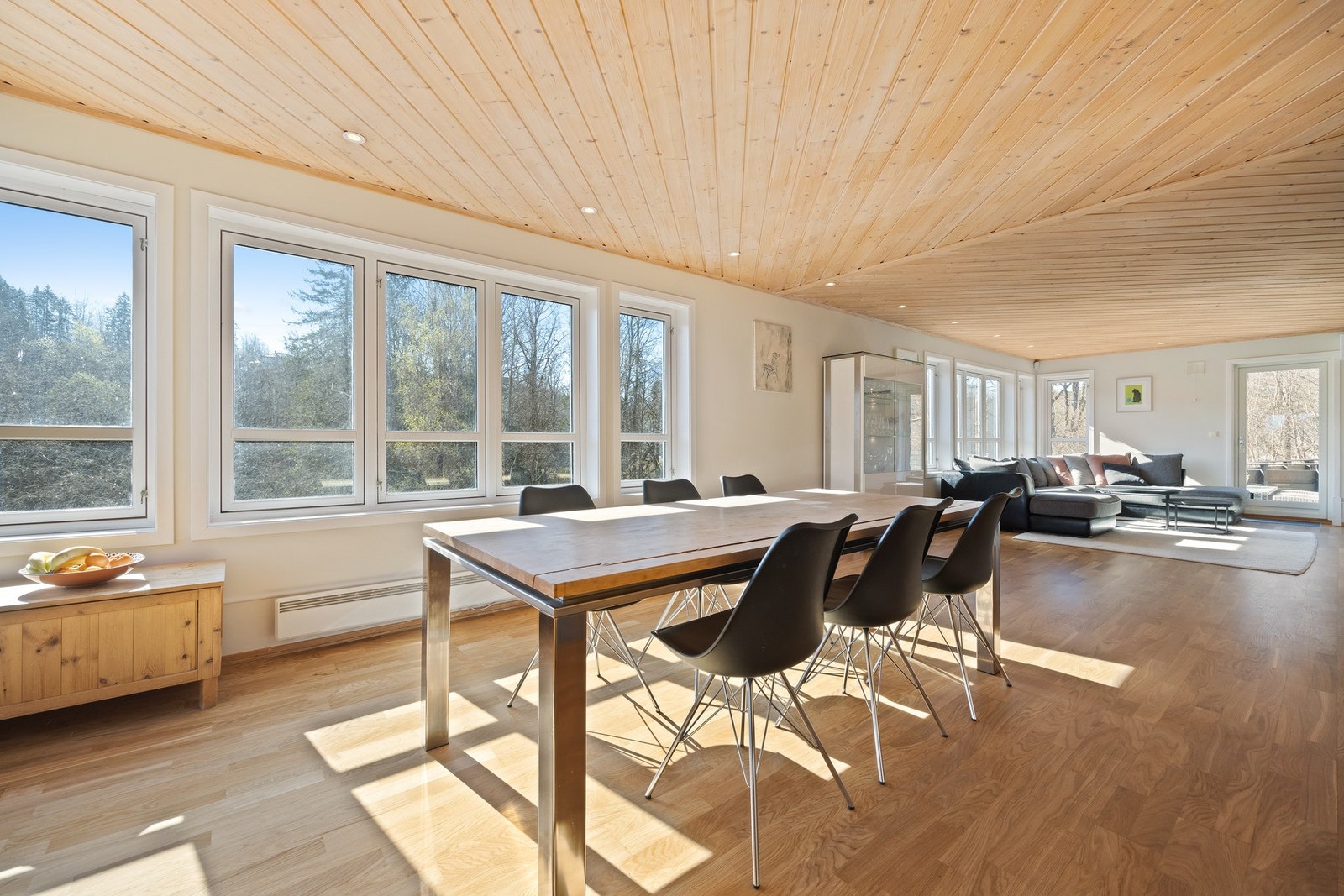 Romslig og lyst oppholdsrom med store vinduer og naturlig lysinnslipp. Galleribilde