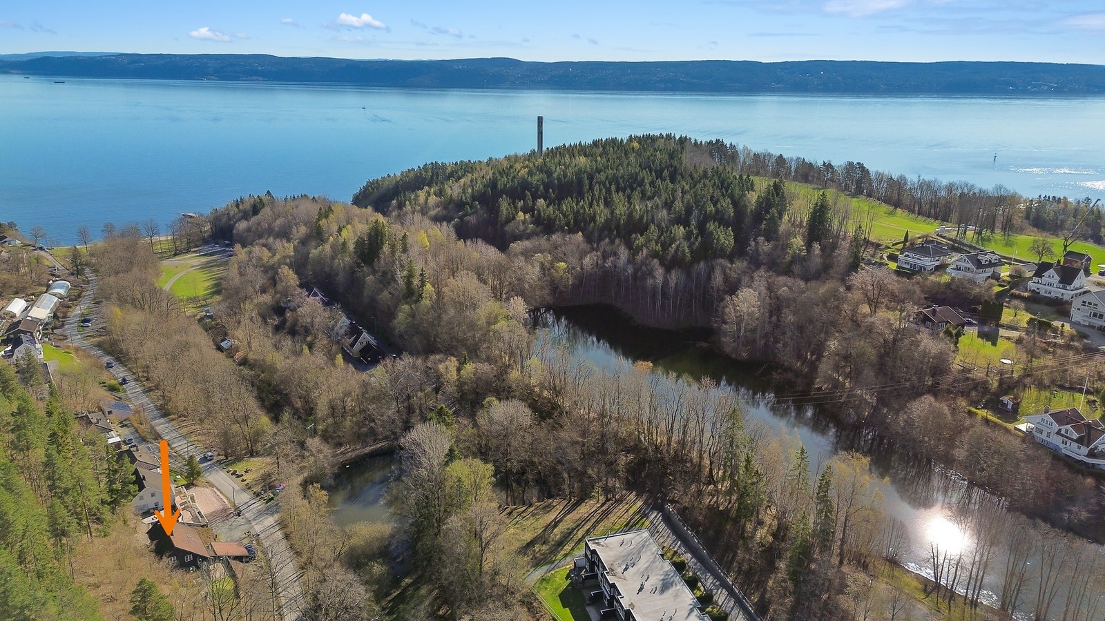 Eiendommen ligger i et naturskjønt område med kort vei til sjø og skog Galleribilde