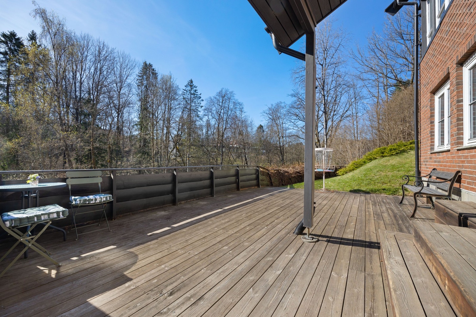 Stor terrasse med tredekke og utsyn Galleribilde