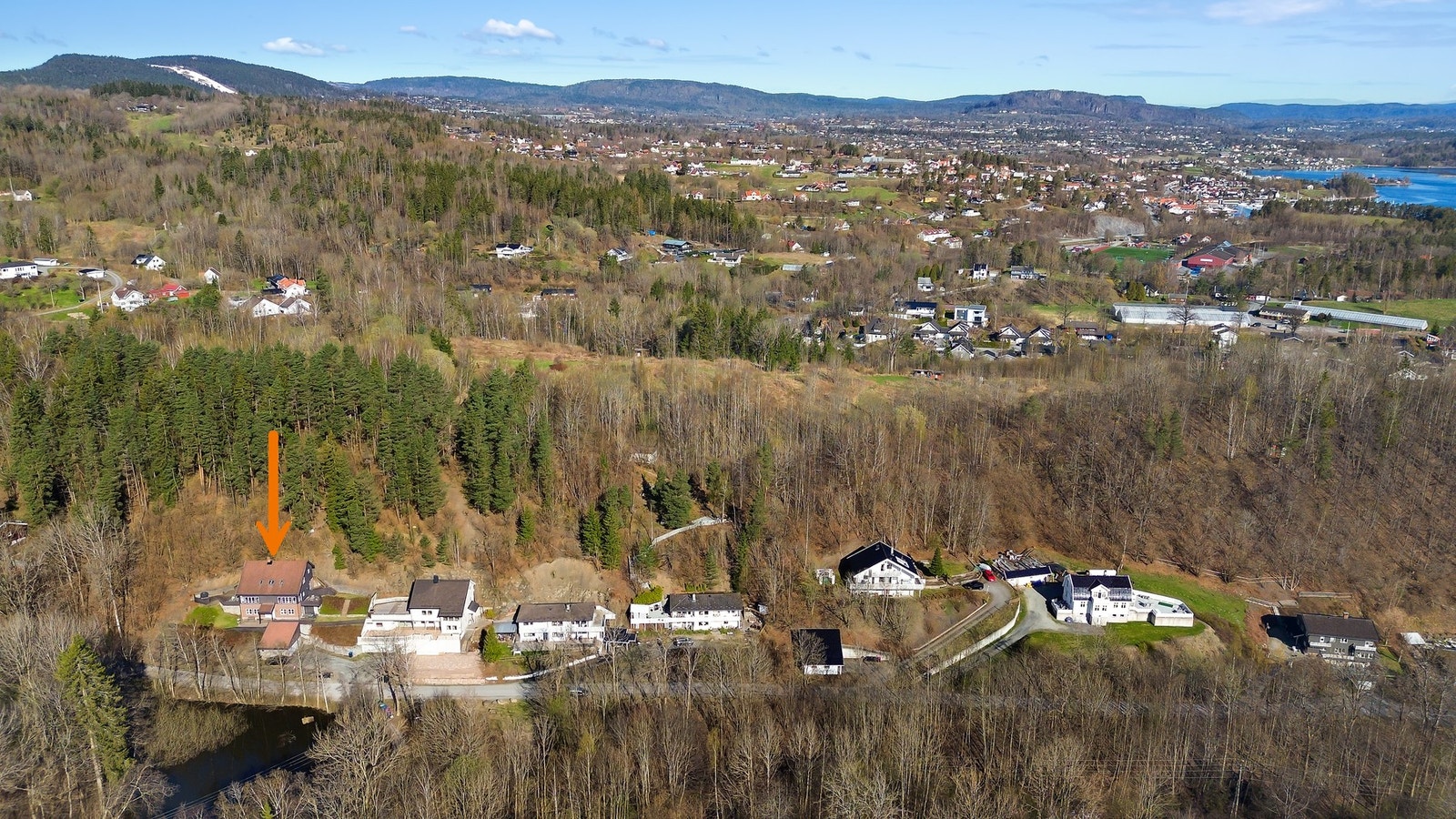 Eiendommen ligger i et naturskjønt område med kort vei til sjø og skog Galleribilde