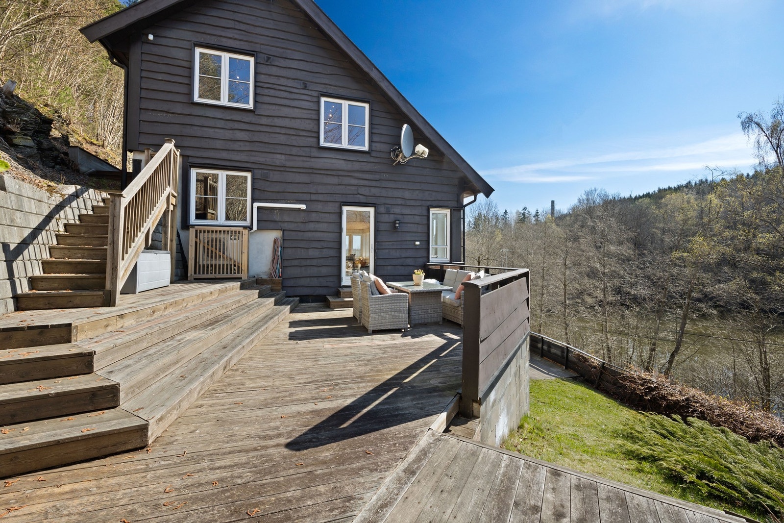 Bolig med stor terrasse og trapp, beliggende i et naturskjønt område med utsyn. Galleribilde