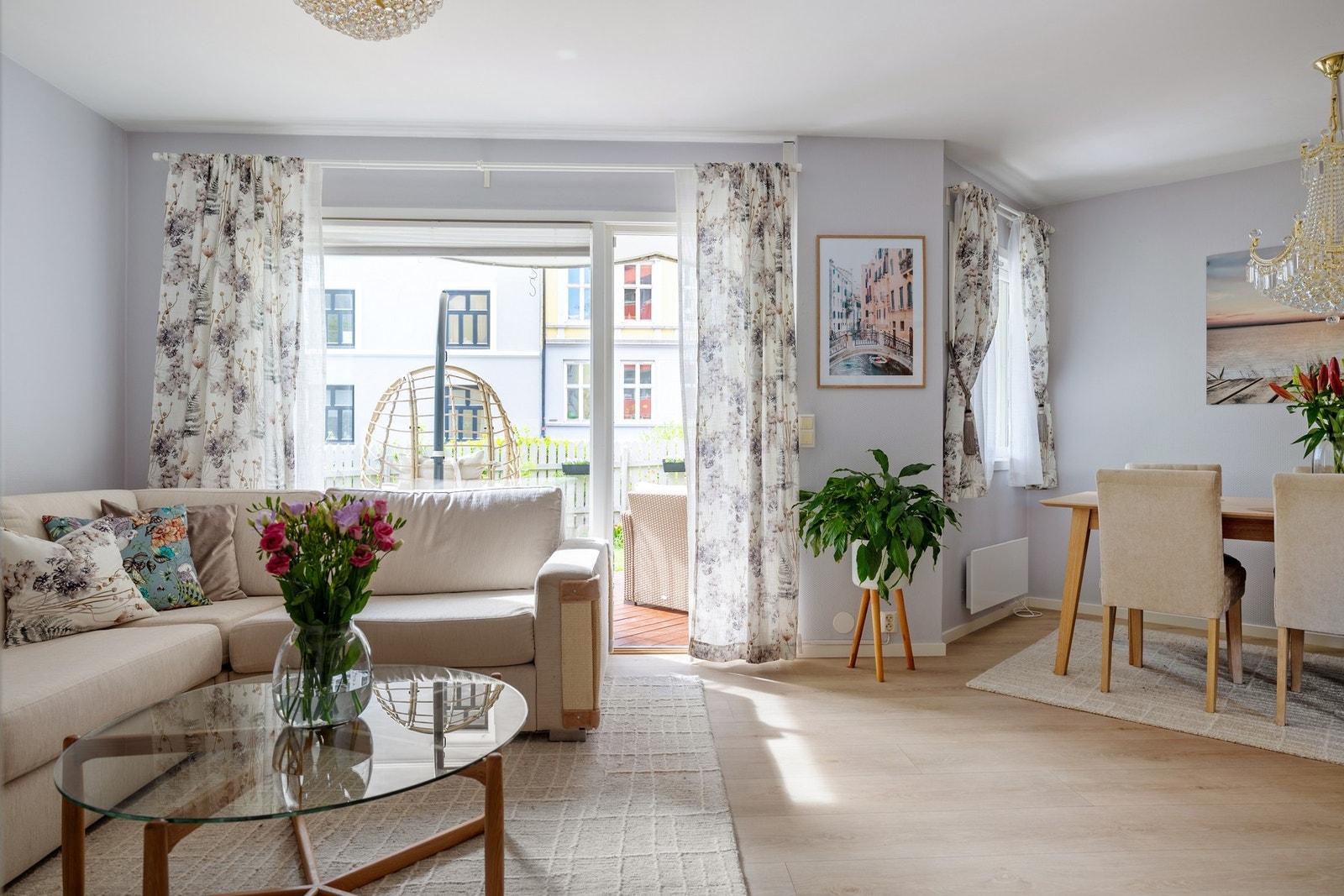 Utgang fra stue til den fantastiske markterrassen og hagen Galleribilde