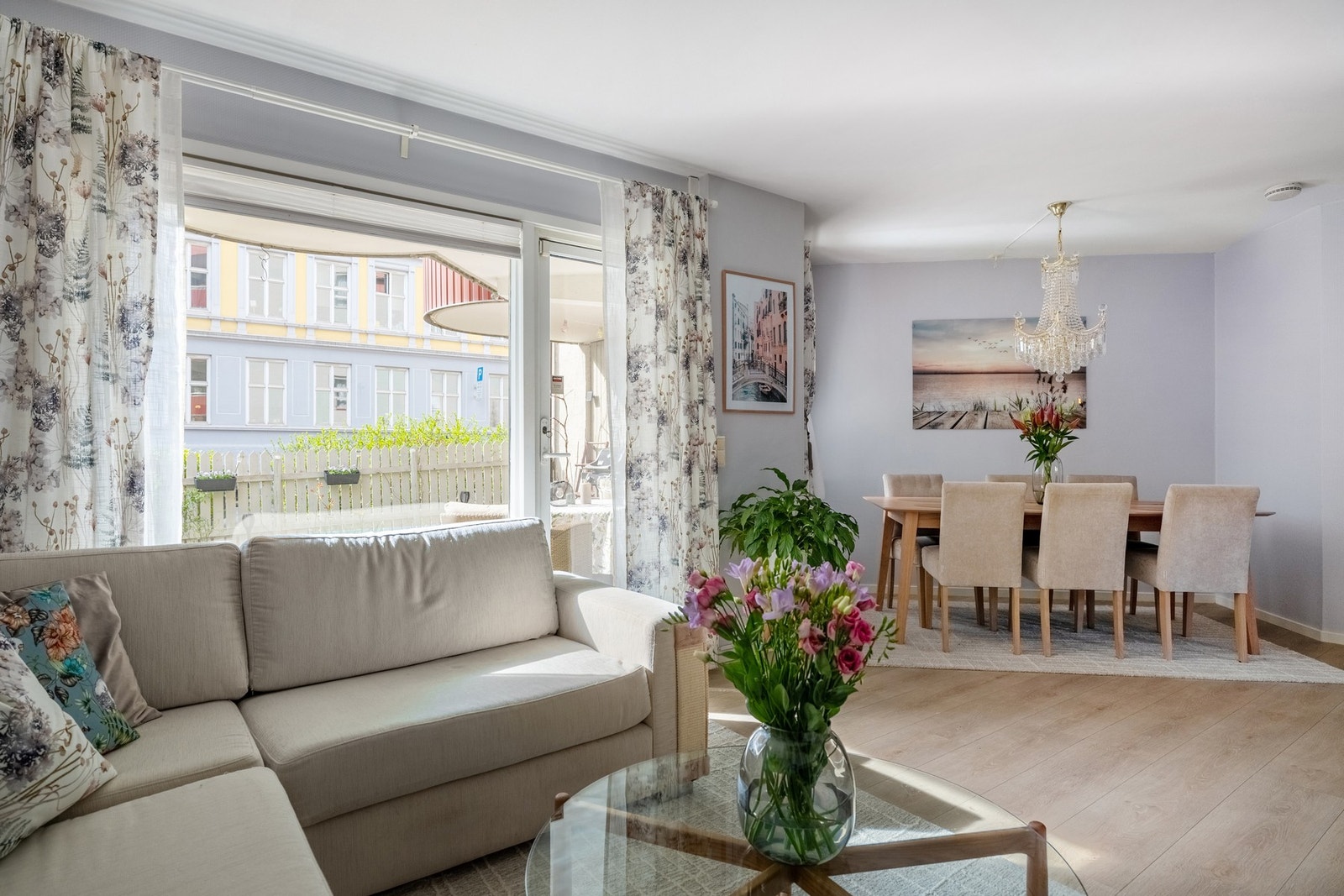 Det er også plass til stort spisebord Galleribilde