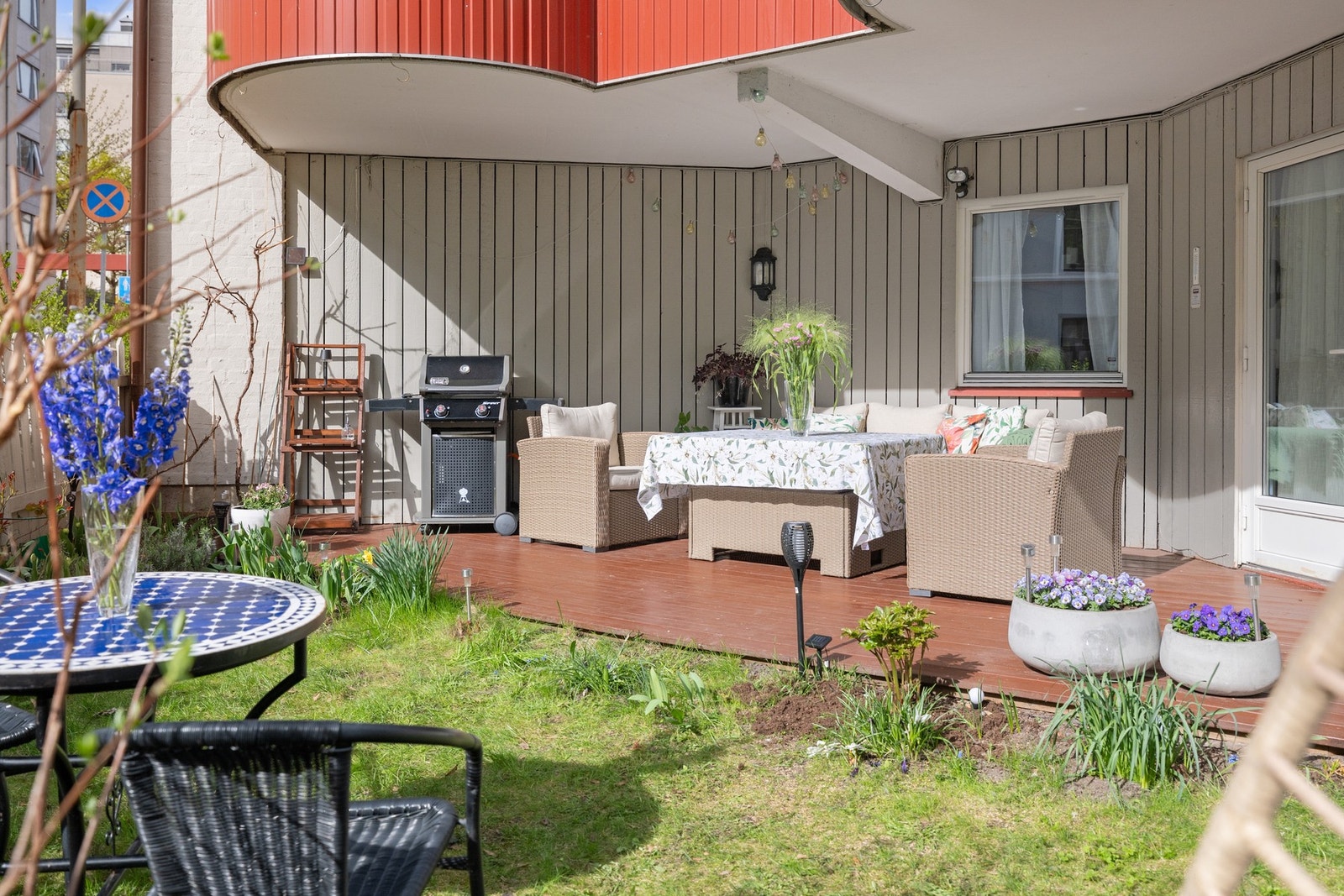 Markterrassen har plass til sittegrupper, grill og beplantning Galleribilde