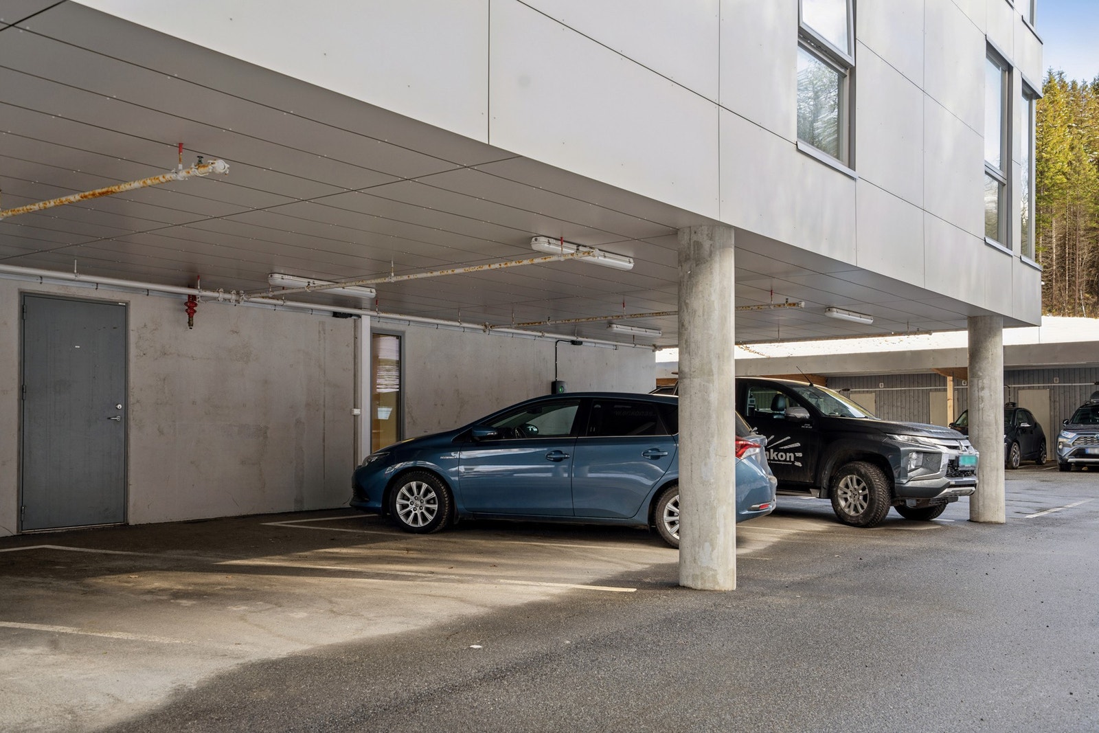 Parkering under tak. Galleribilde