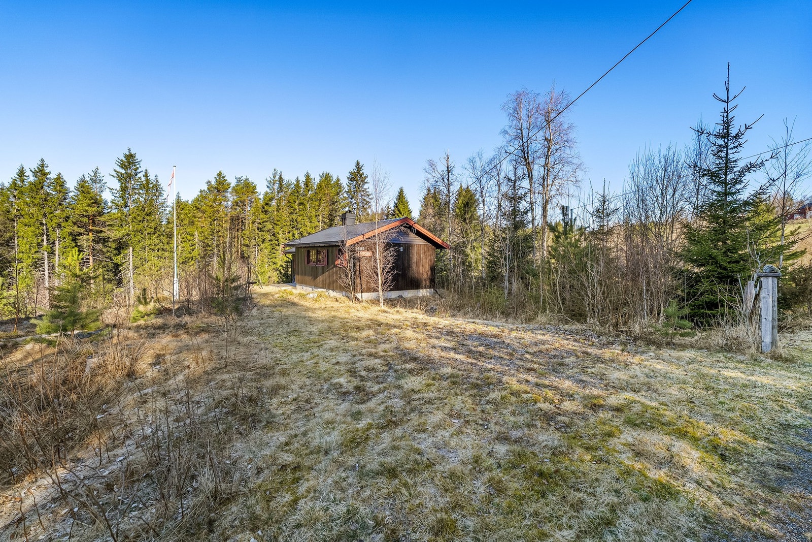 Eiet tomt på 1099,9 kvm. Tomten er hovedsakelig flat, samt lett skrånende og fremstår som en stor solrik naturtomt bestående av naturlig vegetasjon som bla. blåbær- og tyttebærlyng, busker, trær mv. Galleribilde