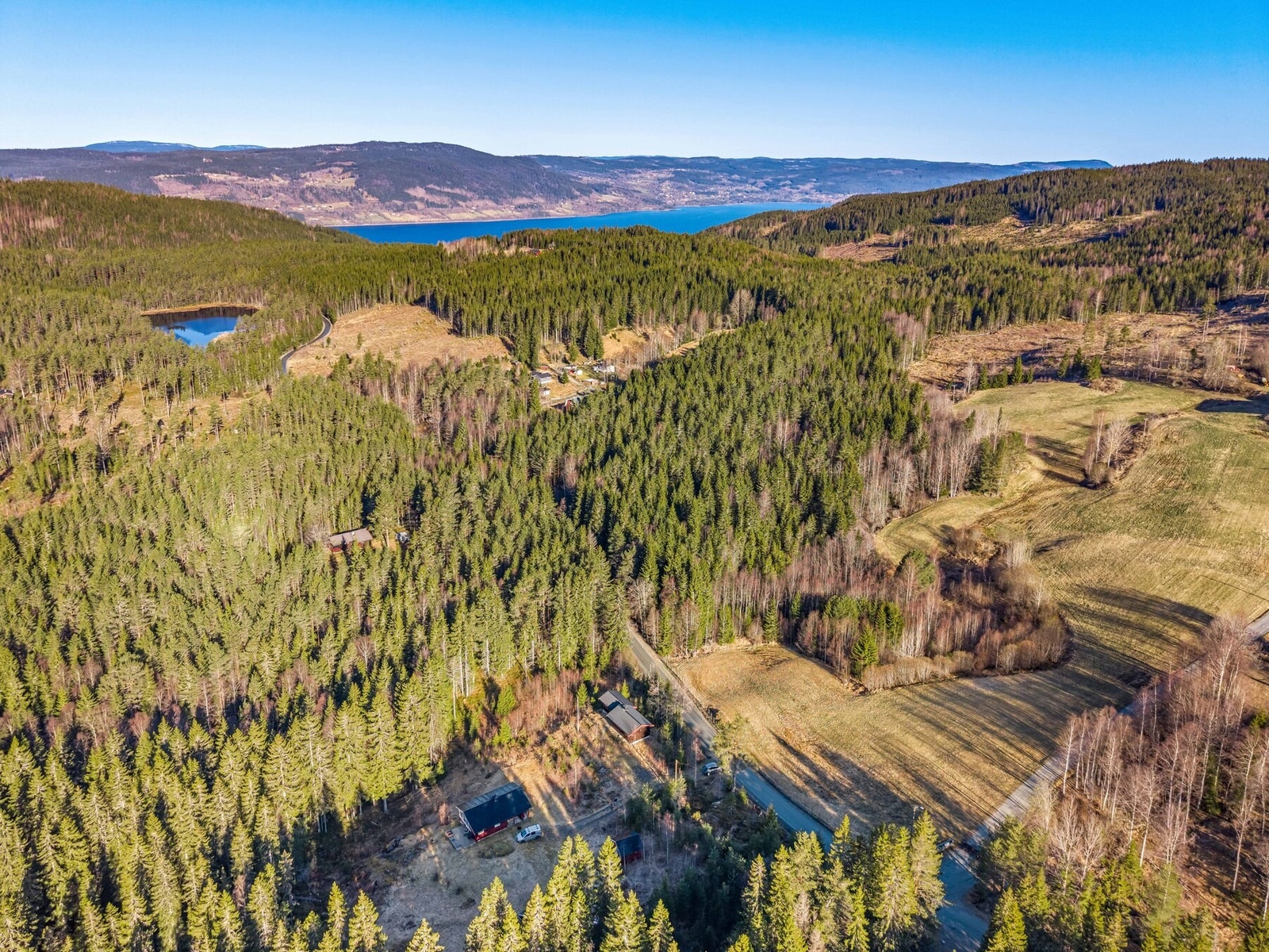 Kort vei til Mjøsa med båtliv, fiske og bading. Galleribilde