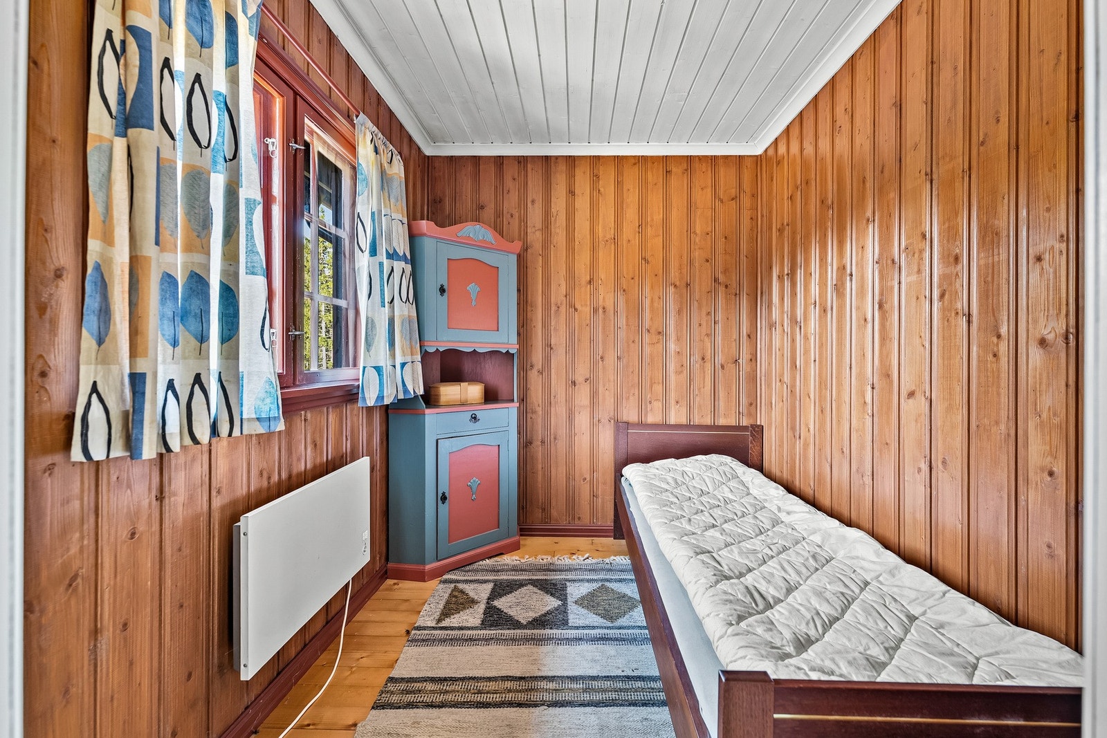 Soverom 1 har panelte veggflater, heltre furugulv fra 2013, samt ca. 20 cm isolasjon i gulv. Galleribilde