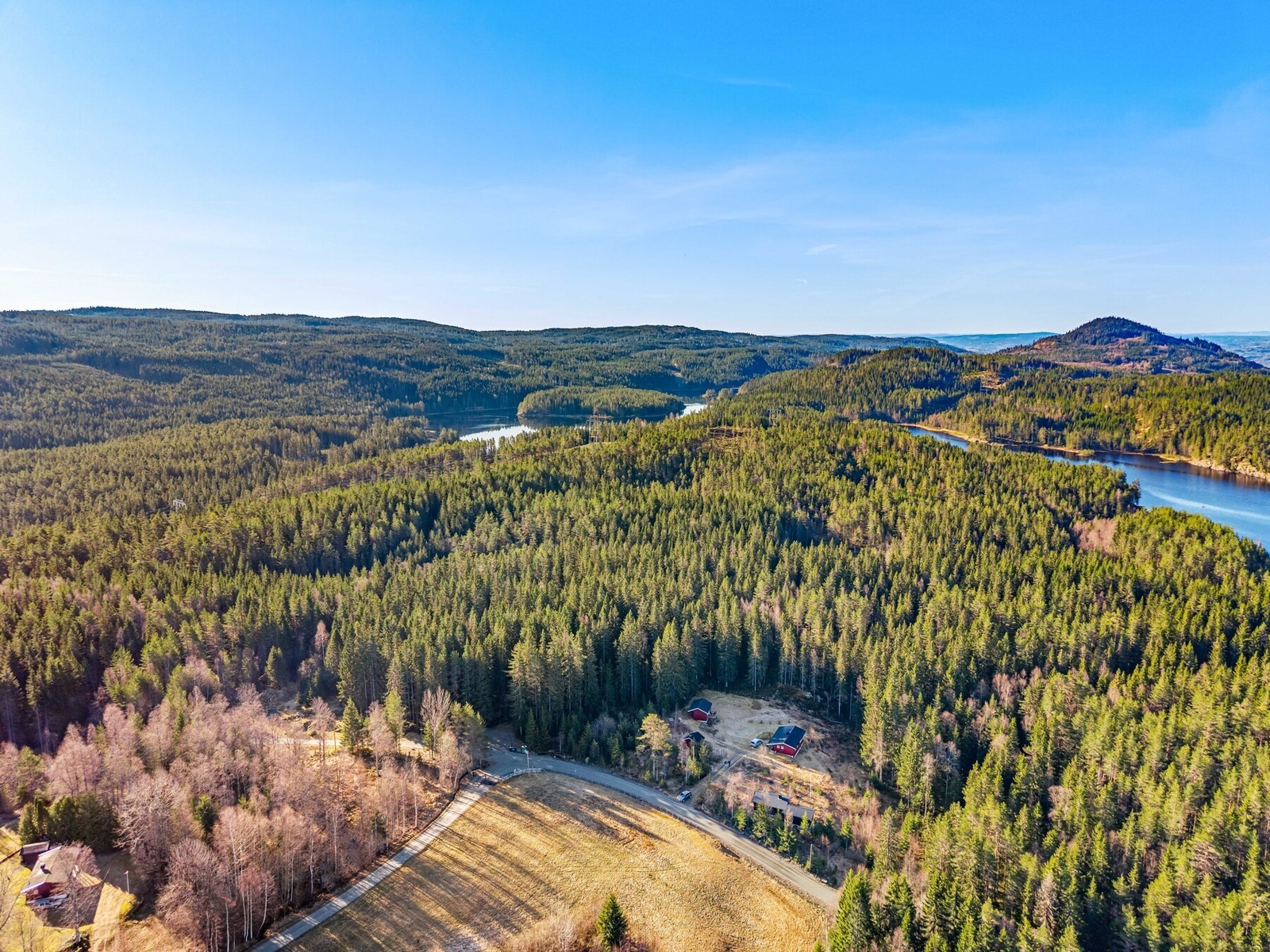 Området rundt eiendommen består av vakker og urørt natur, med gode rekreasjonsmuligheter rett utenfor døren. Galleribilde