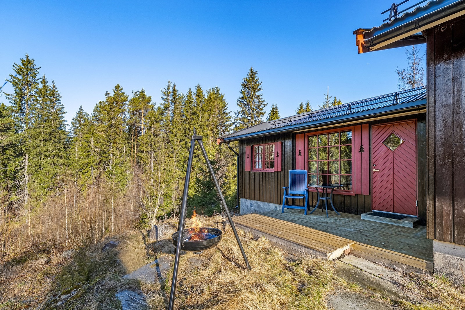 Her får du en fritidsbolig med klassisk hyttestandard, betydelige oppgraderinger fra 2013 og en stor, solrik naturtomt. Galleribilde