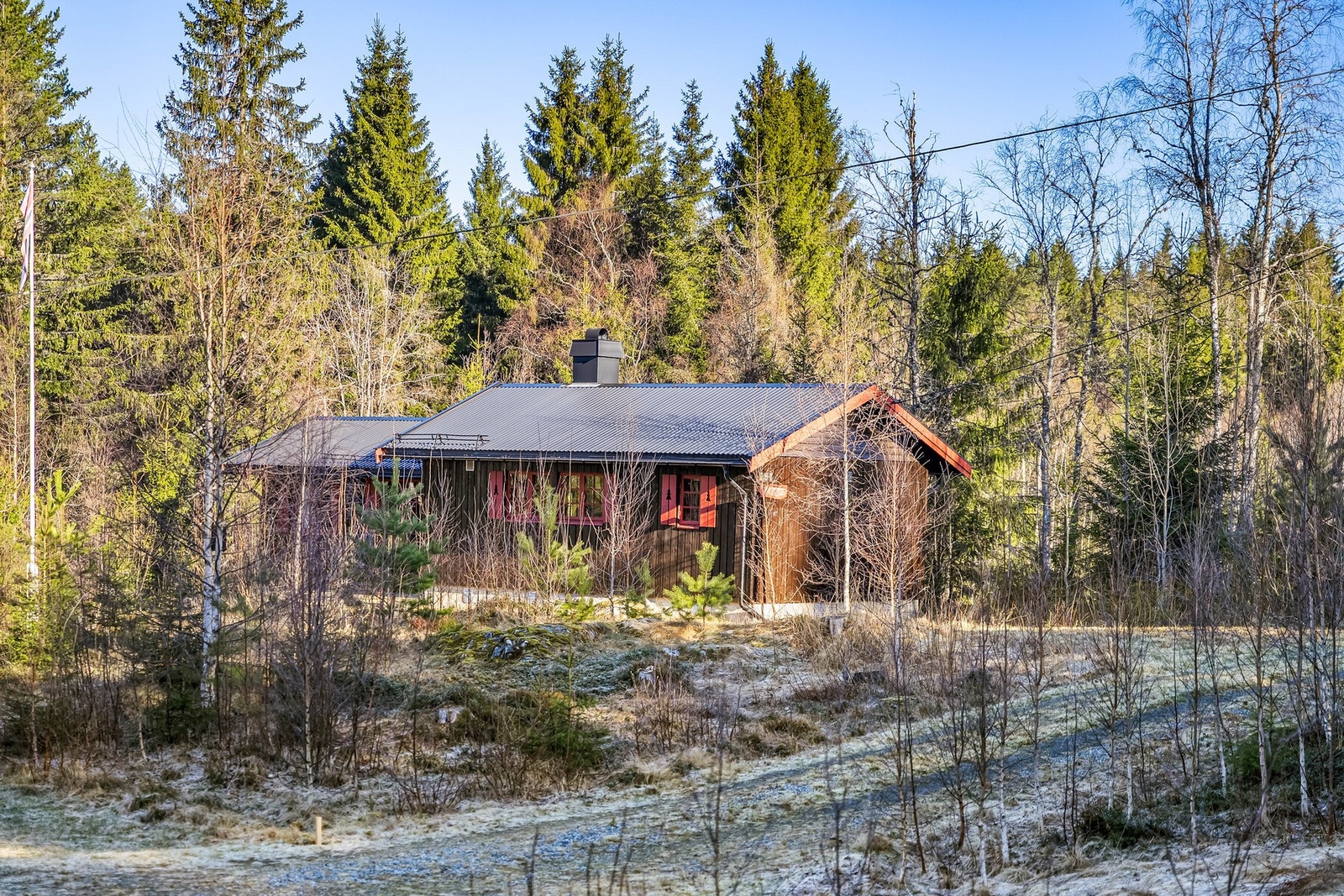Det er parkeringsplass for 2 biler på eiendommen. Galleribilde
