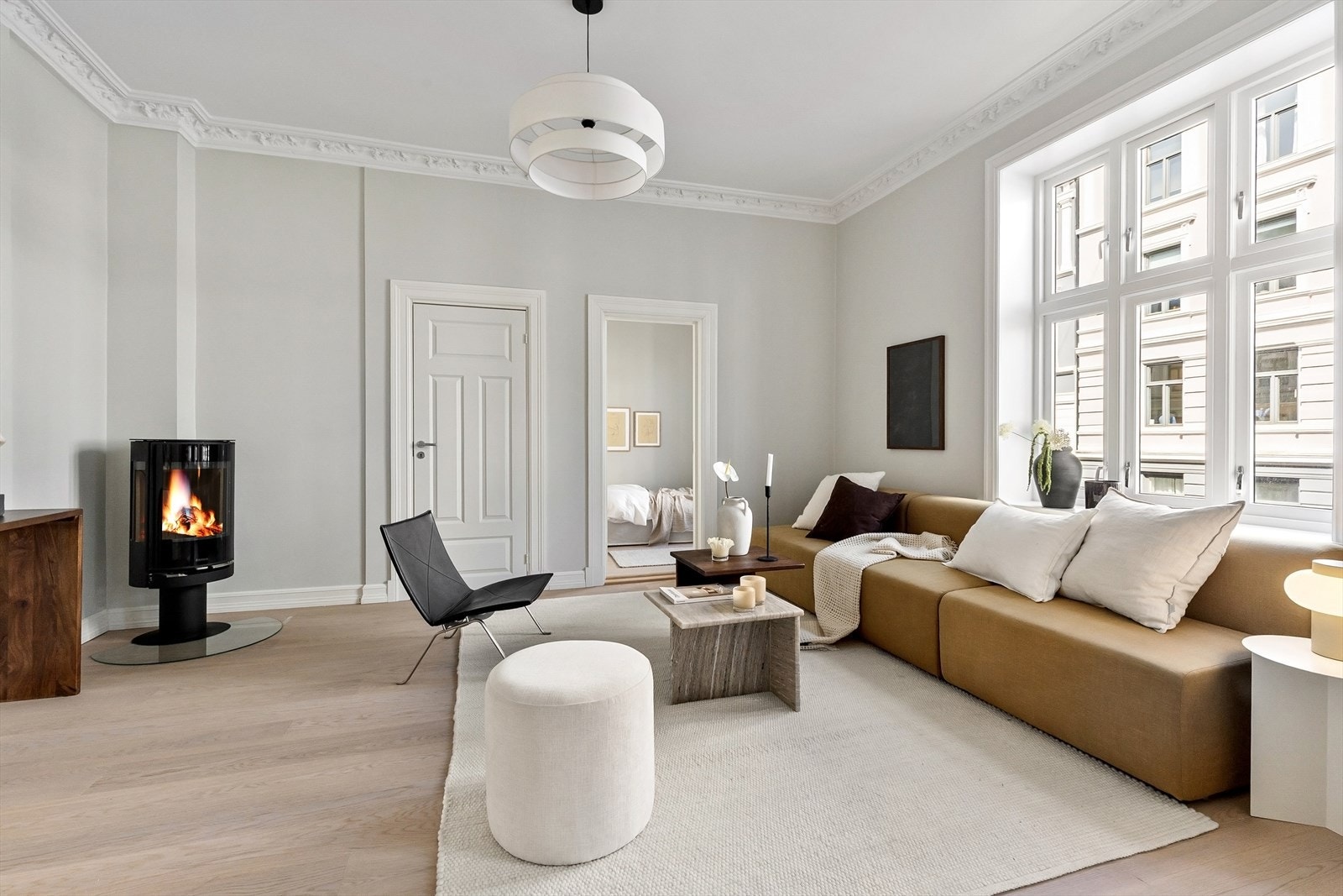 Stuen er enkel å innrede med stor sofagruppe med bord. Galleribilde