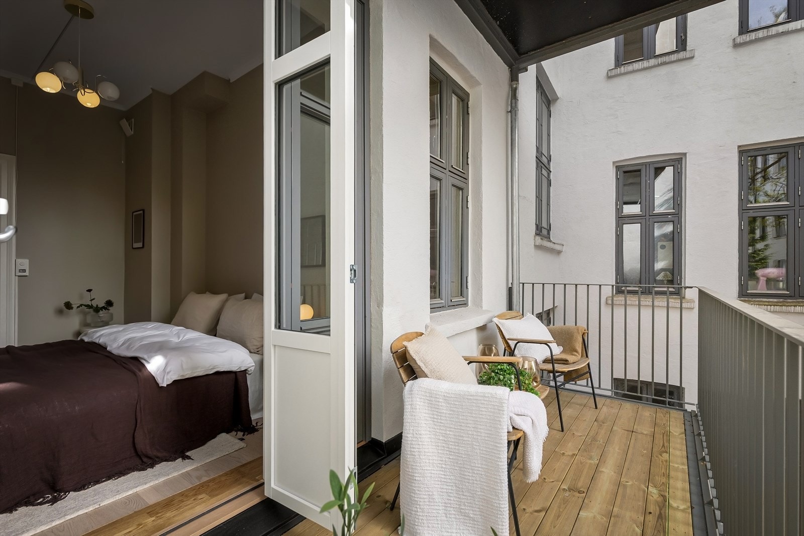 Balkongen ligger skjermet til mot bakgården. Galleribilde