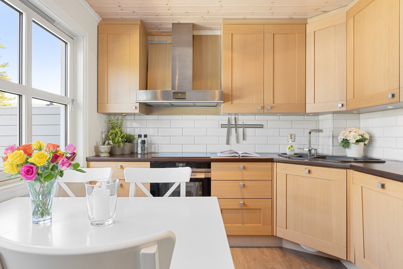 Det er rikelig med oppbevaringsplass, og den generøse benkeplassen gjør matlagingen både enkel og effektiv. Galleribilde