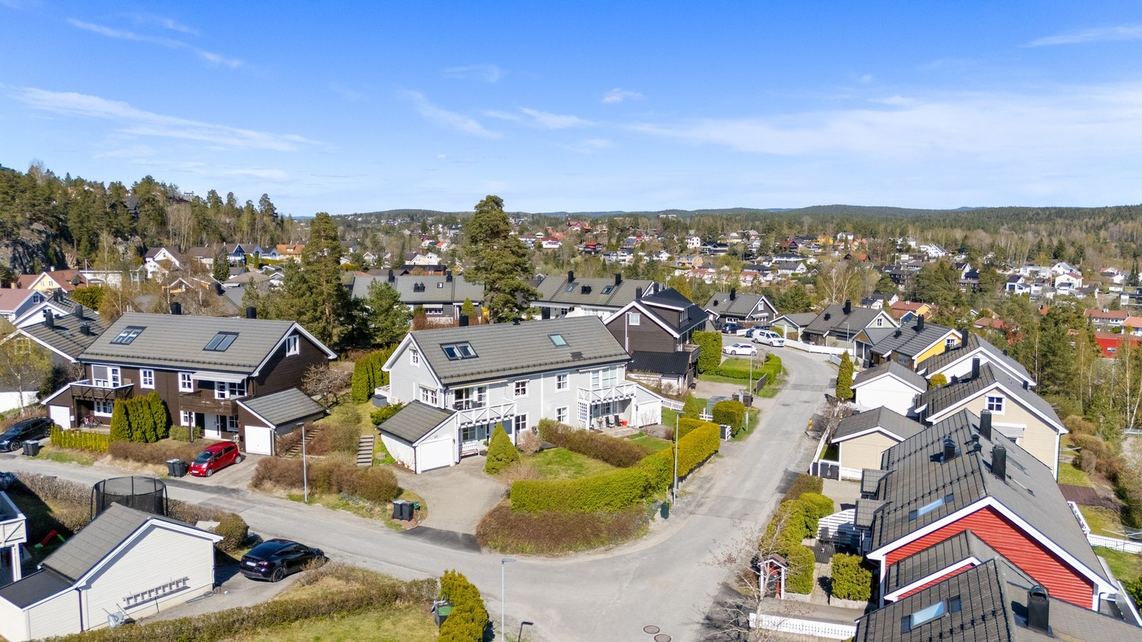 Det er parkering i garasje og på gårdsplass. Galleribilde