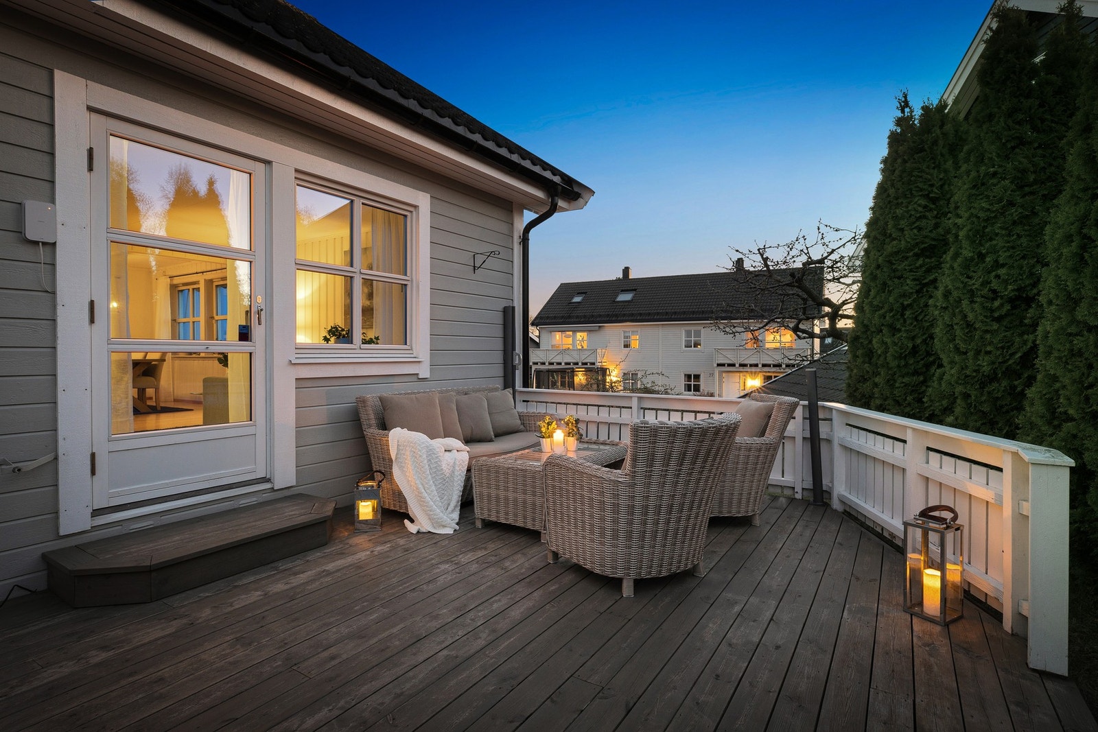 Terrasseplattingen er perfekt for utemøbler, grilling og hyggelige sammenkomster. Galleribilde